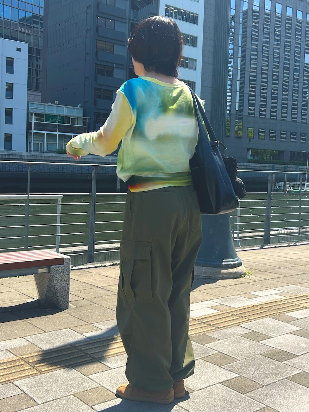 グリーン系のシャツ/ブラウス、ブラウン系のスニーカー、グリーン系のカーゴパンツを着用したレディースの夏コーディネートの2枚目の写真