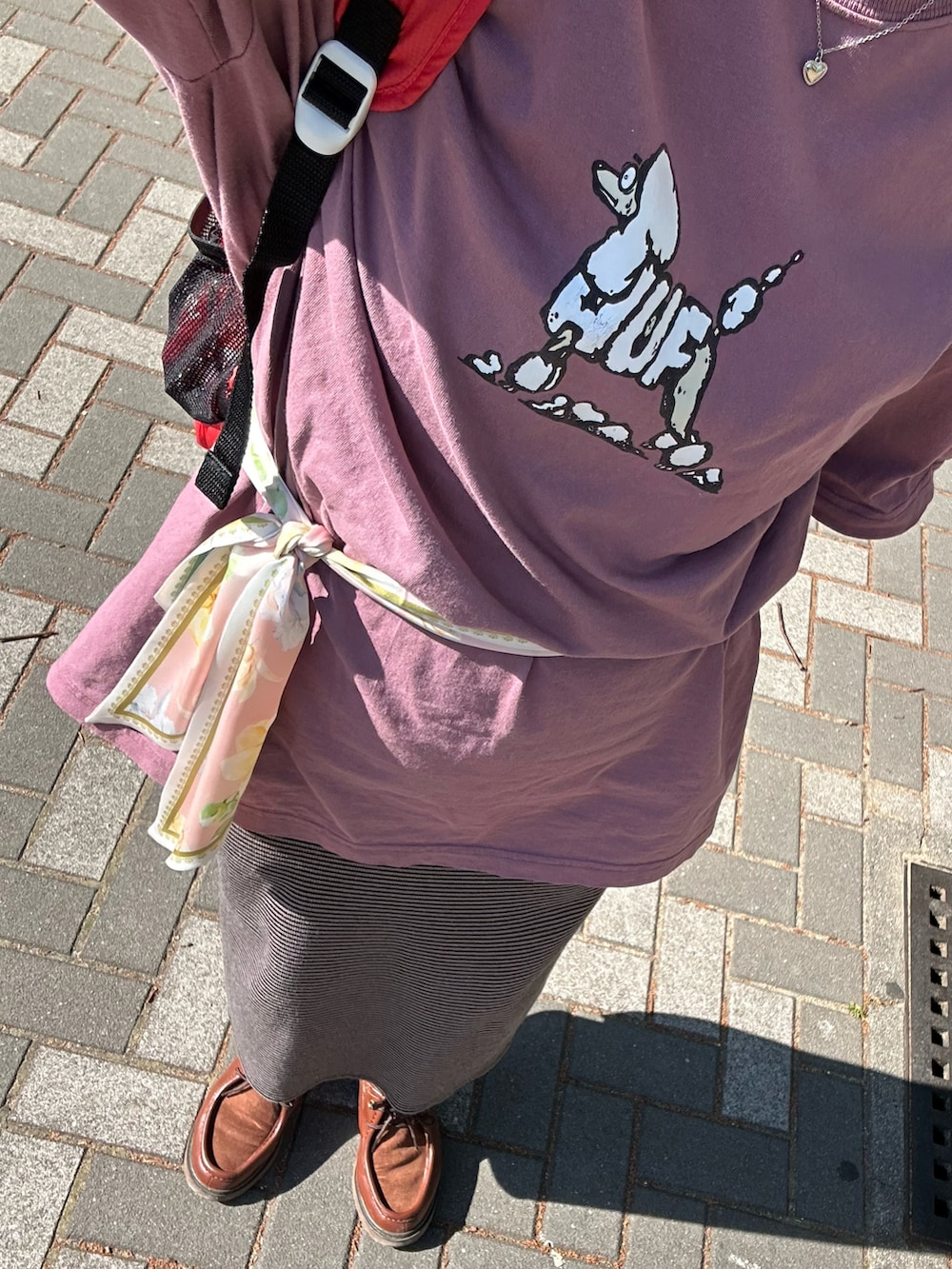 ブラウン系のワンピース、ピンク系のTシャツ/カットソー、レッド系のバックパック/リュックを着用したレディースの春コーディネートの3枚目の写真