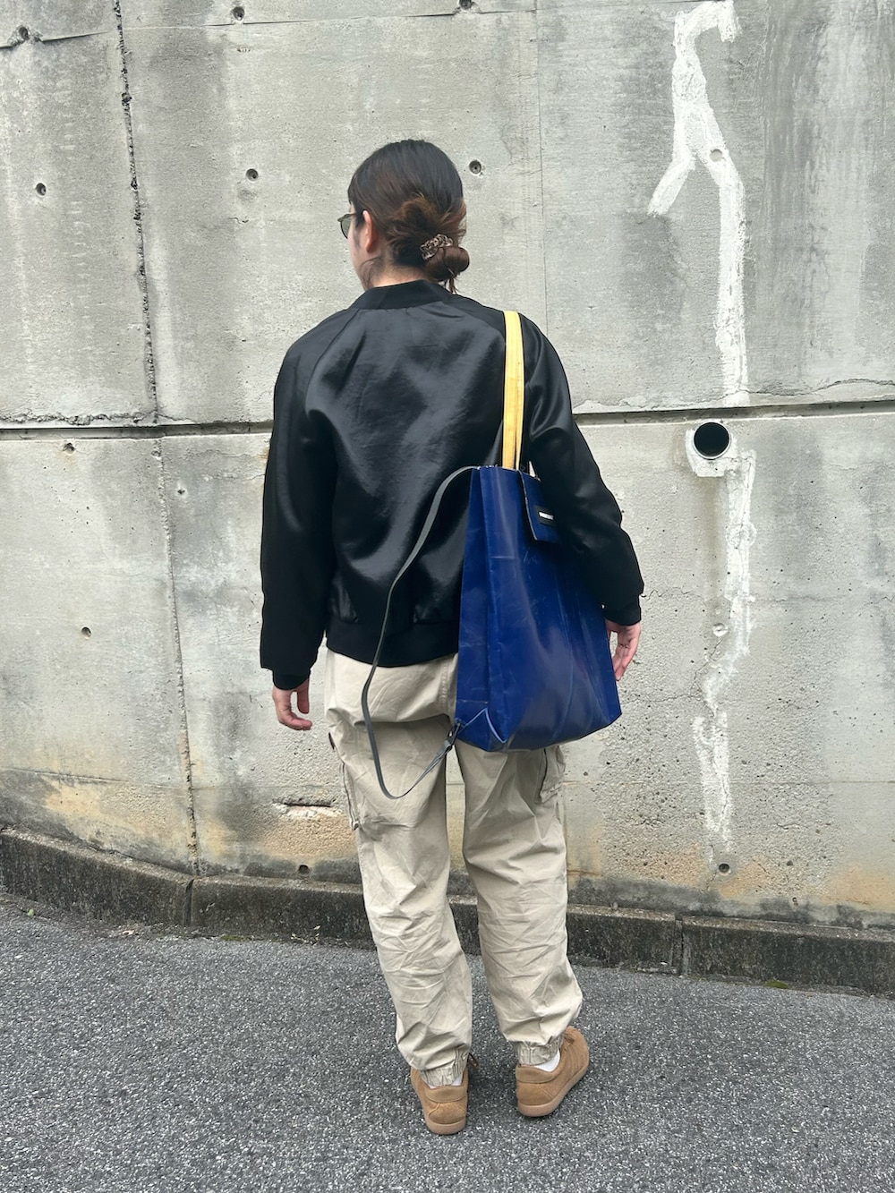 グリーン系のシャツ/ブラウス、ブラウン系のスニーカー、ベージュ系のカーゴパンツを着用したレディースの春コーディネートの2枚目の写真