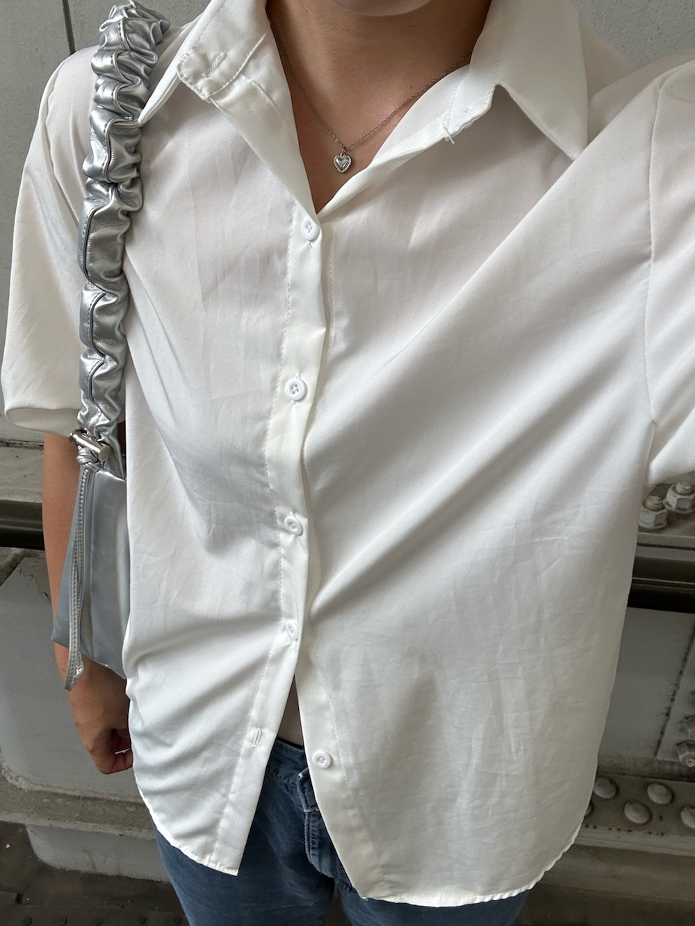 ホワイト系のシャツ/ブラウス、シルバー系のショルダーバッグ、シルバー系のサンダルを着用したレディースの夏コーディネートの2枚目の写真