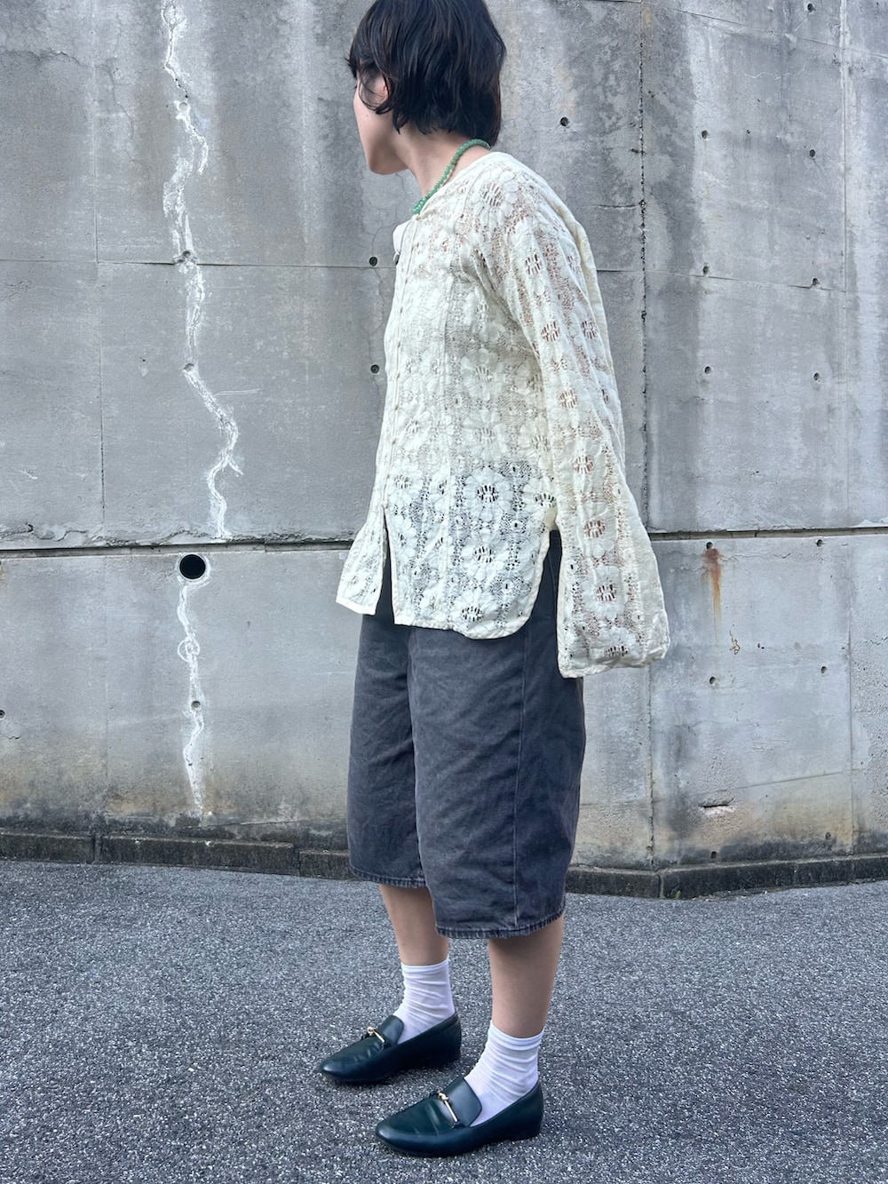 グリーン系のローファー、ホワイト系のシャツ/ブラウス、グレー系のデニムパンツを着用したレディースの夏コーディネートの2枚目の写真