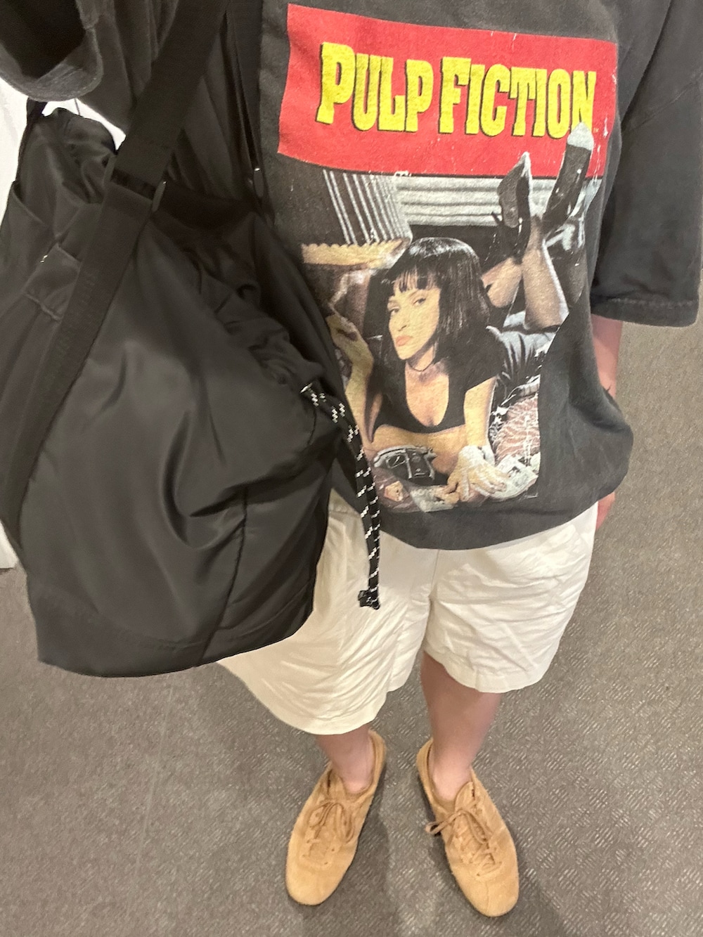 ブラウン系のスニーカー、グレー系のTシャツ/カットソー、ホワイト系のパンツを着用したレディースの夏コーディネートの2枚目の写真