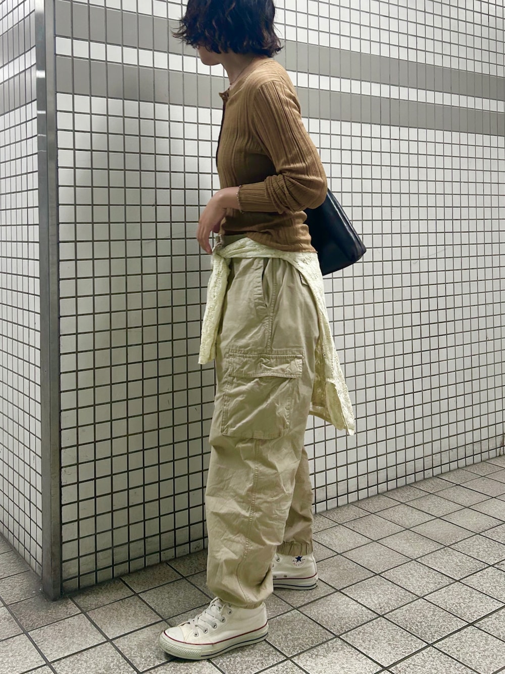 ホワイト系のスニーカー、ベージュ系のカーゴパンツ、ベージュ系のTシャツ/カットソーを着用したレディースの秋コーディネートの2枚目の写真