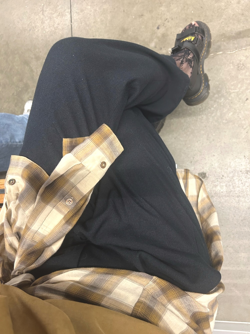 ブラック系のサンダル、ブラウン系のシャツ/ブラウス、ベージュ系のトップスを着用したレディースの夏コーディネートの3枚目の写真