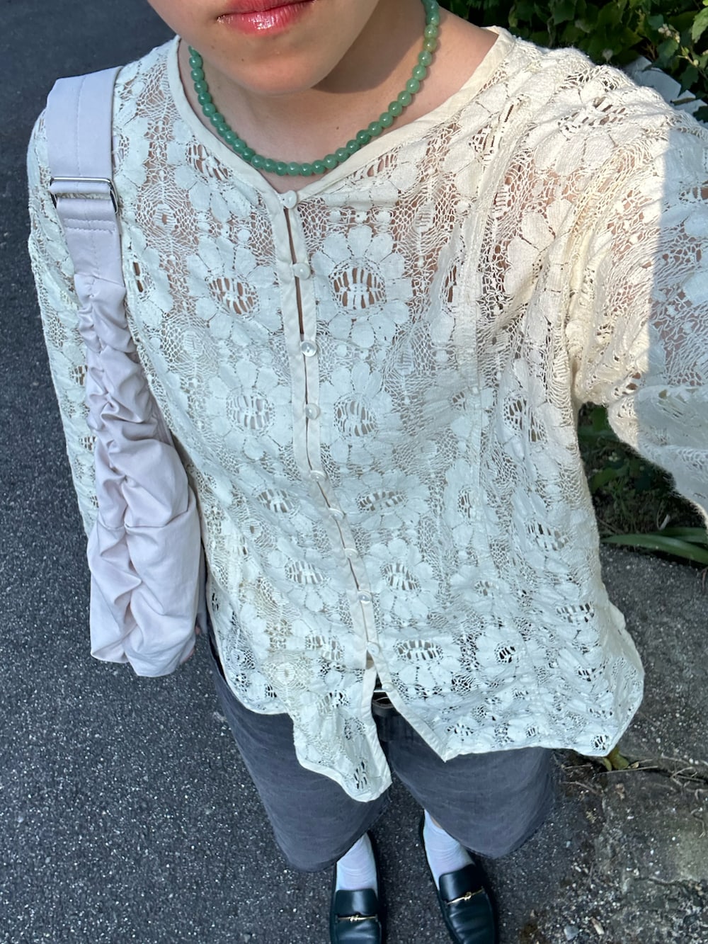 グリーン系のローファー、ホワイト系のシャツ/ブラウス、グレー系のデニムパンツを着用したレディースの夏コーディネートの3枚目の写真