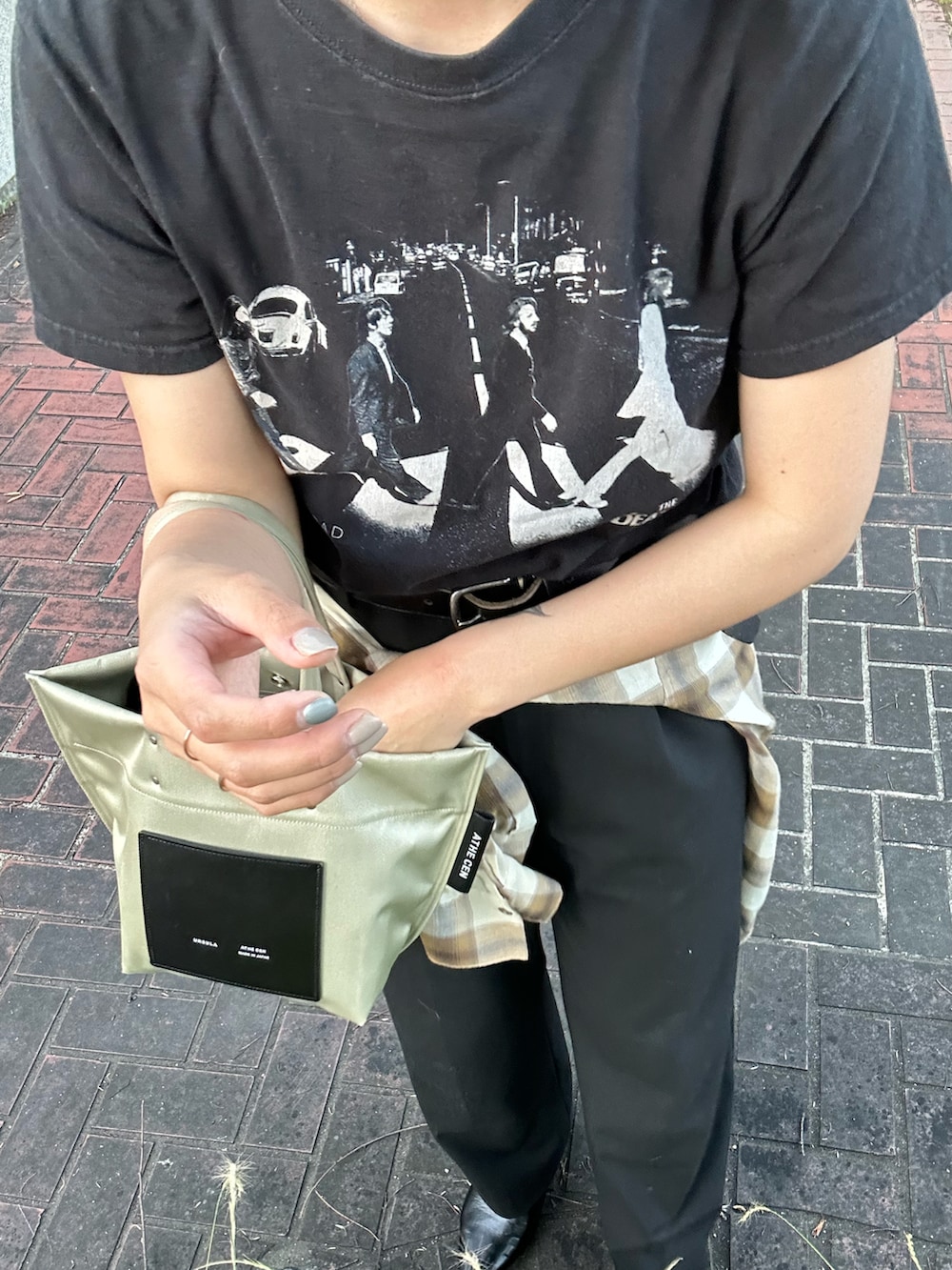 ブラック系のパンプス、ブラウン系のシャツ/ブラウス、ブラック系のTシャツ/カットソーを着用したレディースの春コーディネートの3枚目の写真