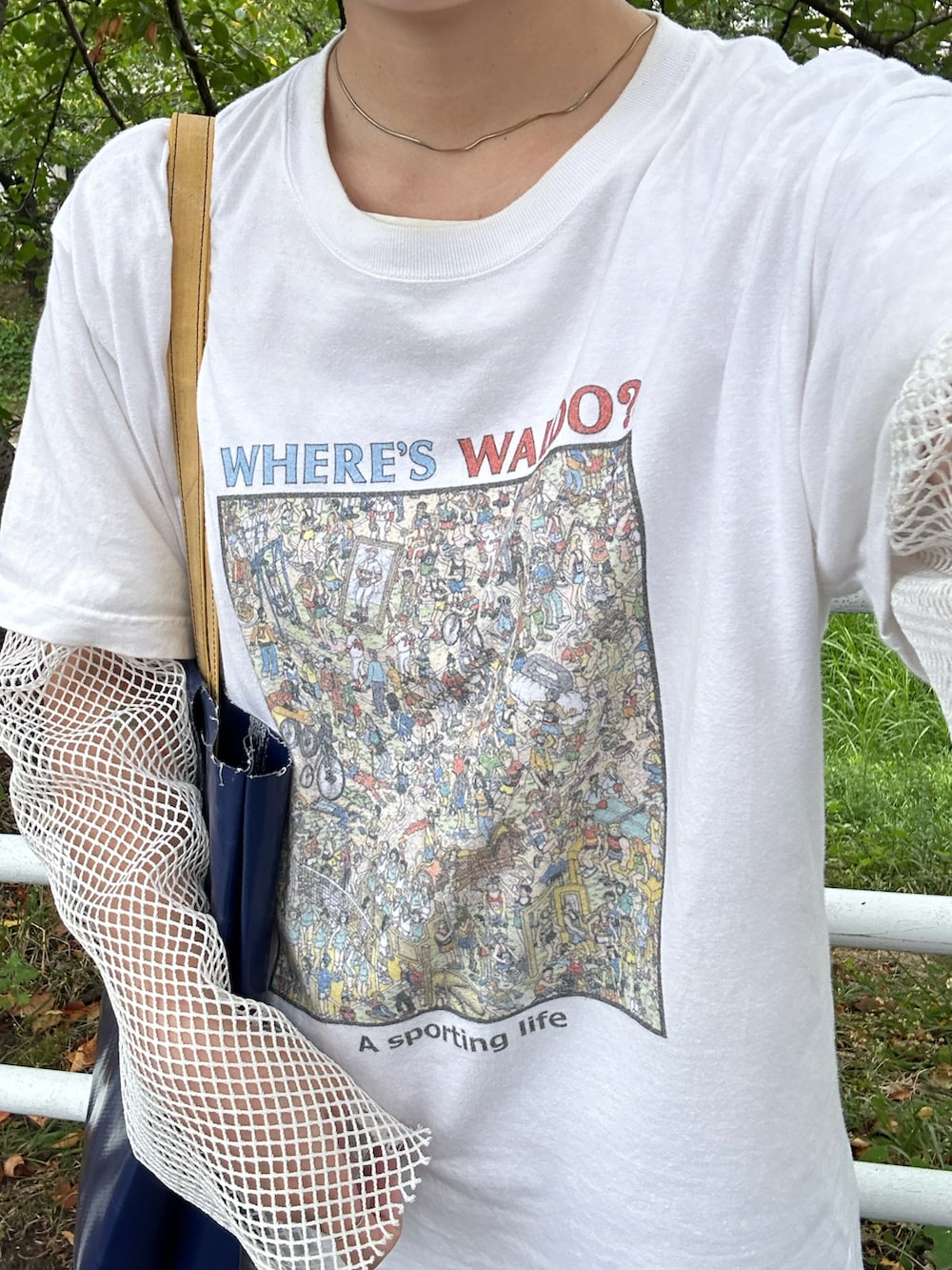 ホワイト系のTシャツ/カットソー、ホワイト系のTシャツ/カットソー、ブラウン系のスラックスを着用したレディースの夏コーディネートの2枚目の写真