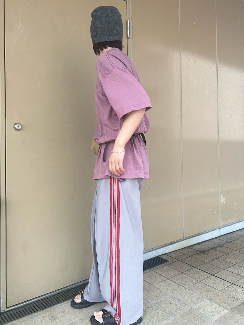 グレー系のその他パンツ、ベージュ系のボディバッグ/ウエストポーチ、ピンク系のTシャツ/カットソーを着用したレディースの夏コーディネートの2枚目の写真