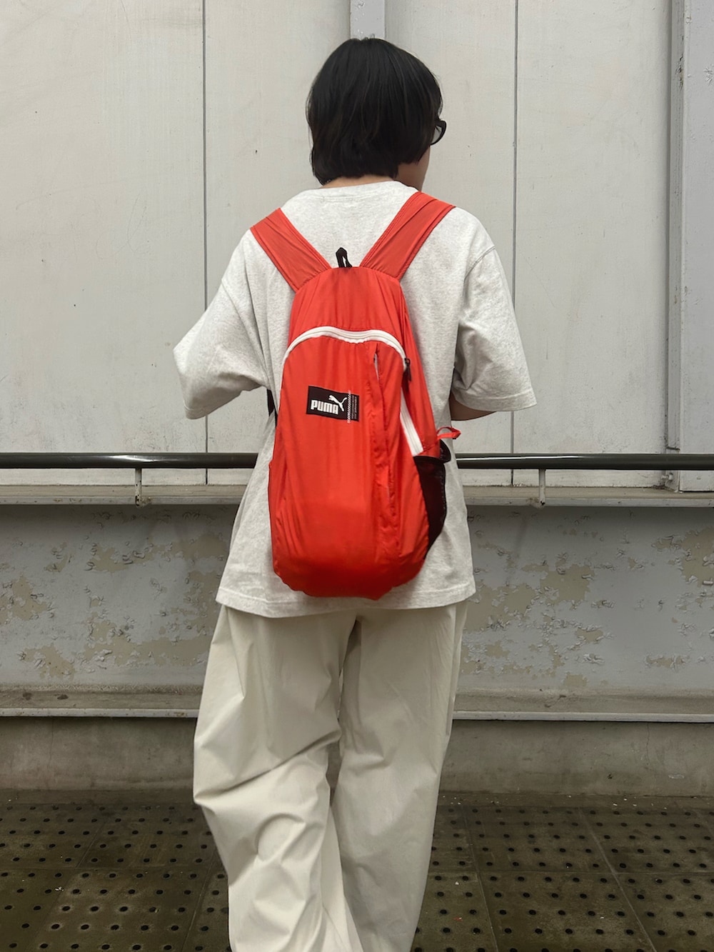 ホワイト系のその他パンツ、グレー系のTシャツ/カットソー、ブラック系のスニーカーを着用したレディースの夏コーディネートの2枚目の写真