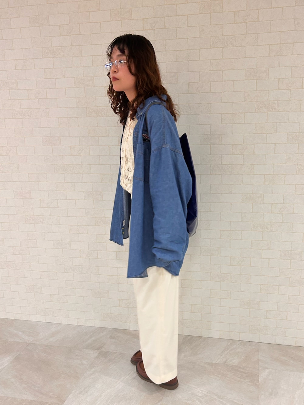 ホワイト系のスラックス、ブルー系のシャツ/ブラウス、ホワイト系のシャツ/ブラウスを着用したレディースの春コーディネートの4枚目の写真