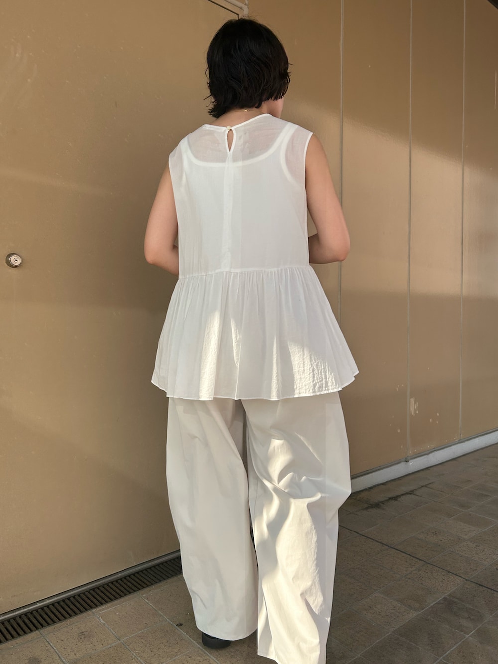 ホワイト系のその他パンツ、ブラック系のサンダル、ホワイト系のシャツ/ブラウスを着用したレディースの夏コーディネートの2枚目の写真