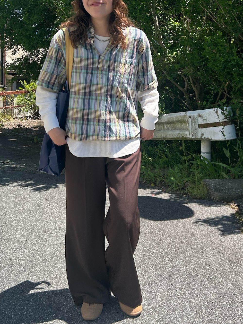 ブラウン系のスニーカー、ブルー系のシャツ/ブラウス、ホワイト系のTシャツ/カットソーを着用したレディースの春コーディネートの4枚目の写真