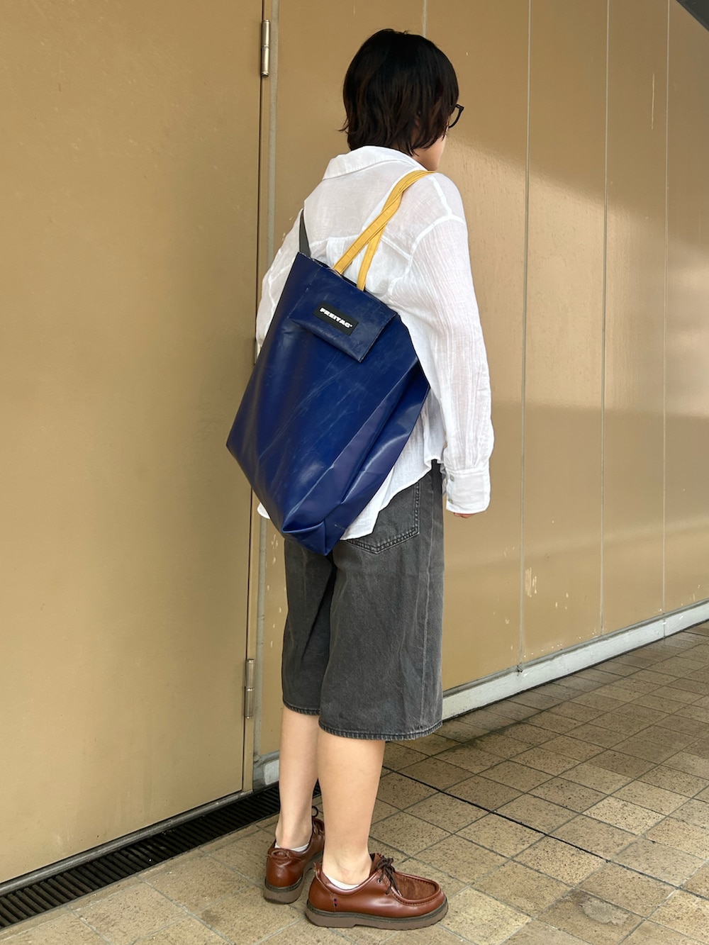 ホワイト系のチューブトップ、ホワイト系のシャツ/ブラウス、グレー系のデニムパンツを着用したレディースの夏コーディネートの2枚目の写真