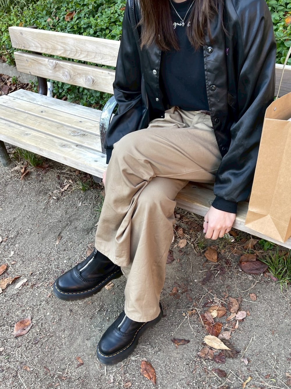 ブラック系のTシャツ/カットソー、ブラック系のブーツ、ブラック系のブルゾンを着用したレディースの春コーディネートの3枚目の写真
