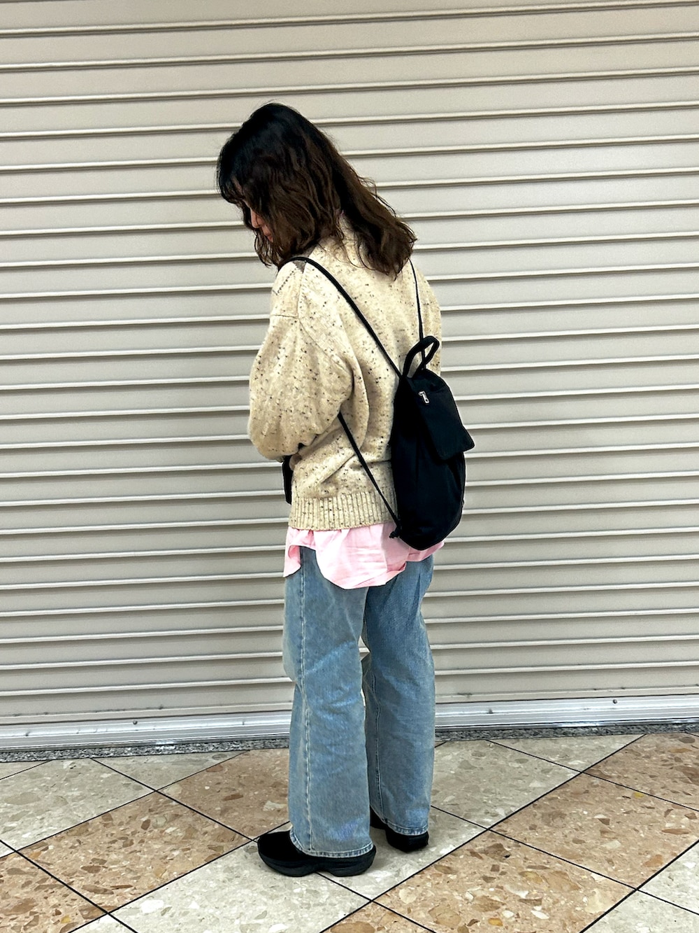 ブルー系のデニムパンツ、ブラック系のスニーカー、ピンク系のシャツ/ブラウスを着用したレディースの春コーディネートの2枚目の写真