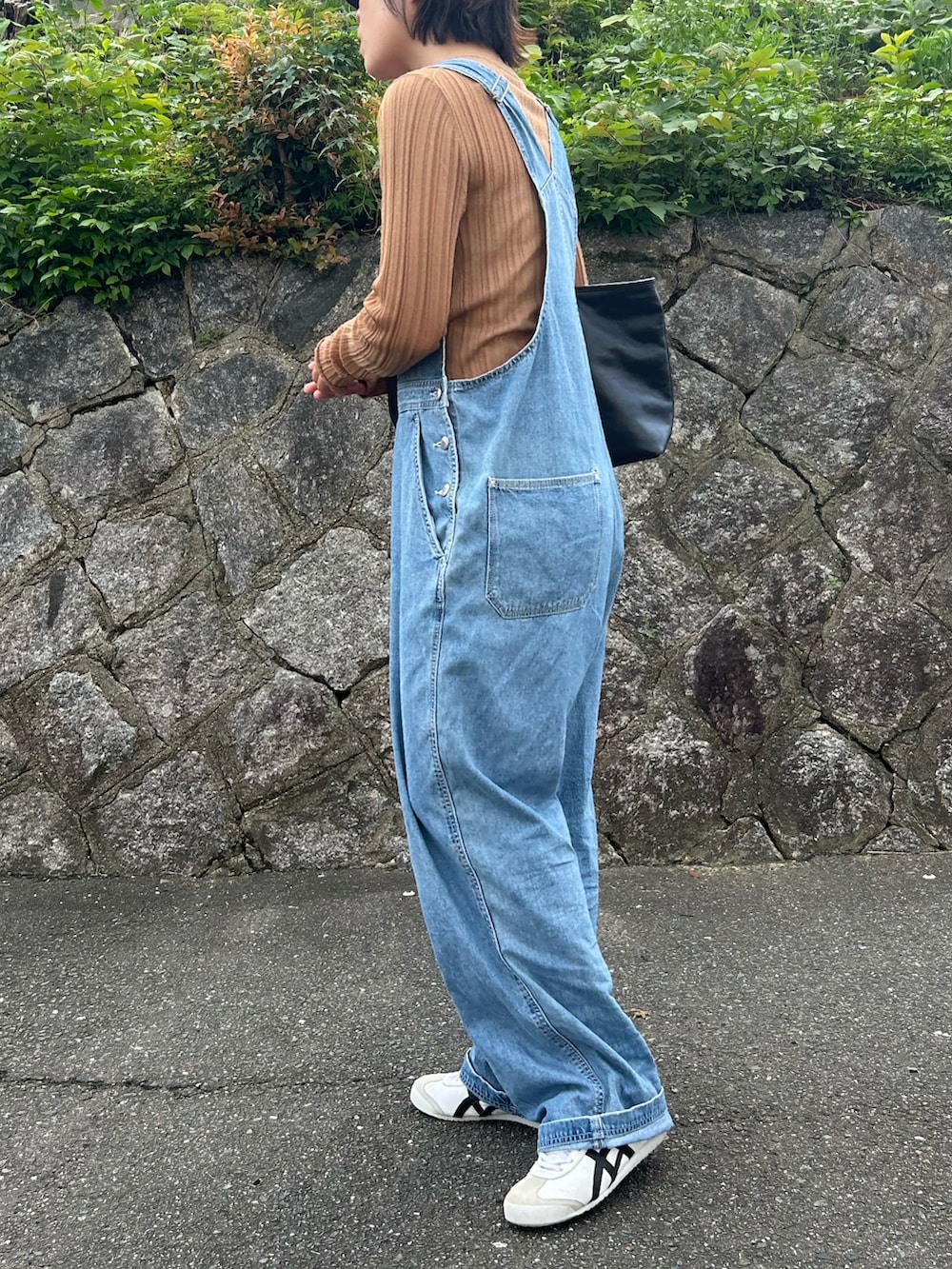 ホワイト系のスニーカー、ベージュ系のTシャツ/カットソー、ブルー系のサロペット/オーバーオールを着用したレディースの夏コーディネートの2枚目の写真