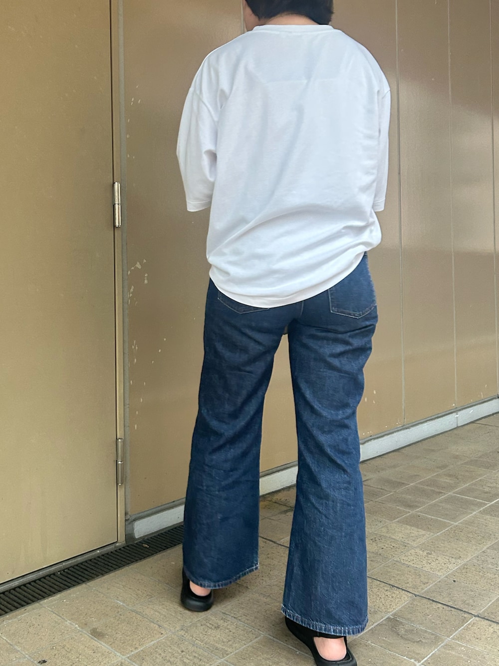ホワイト系のTシャツ/カットソー、ブルー系のデニムパンツ、ホワイト系のハンドバッグを着用したレディースの夏コーディネートの3枚目の写真