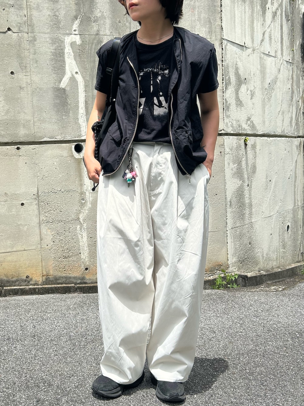 ホワイト系のその他パンツ、ブラック系のベスト、ブラック系のスニーカーを着用したレディースの夏コーディネートの2枚目の写真