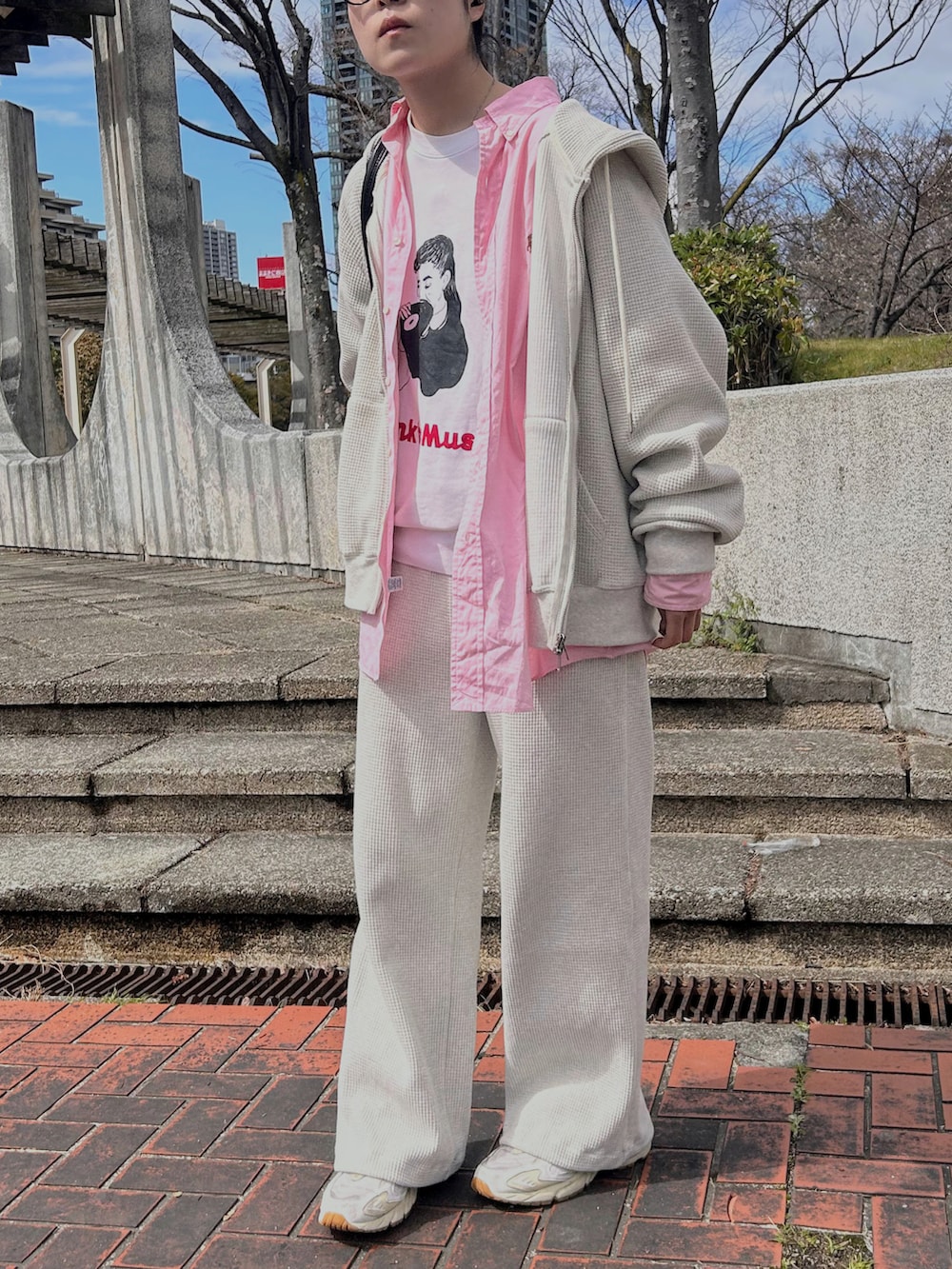 ピンク系のシャツ/ブラウス、グレー系のパーカー、グレー系のスウェットパンツを着用したレディースの春コーディネートの2枚目の写真