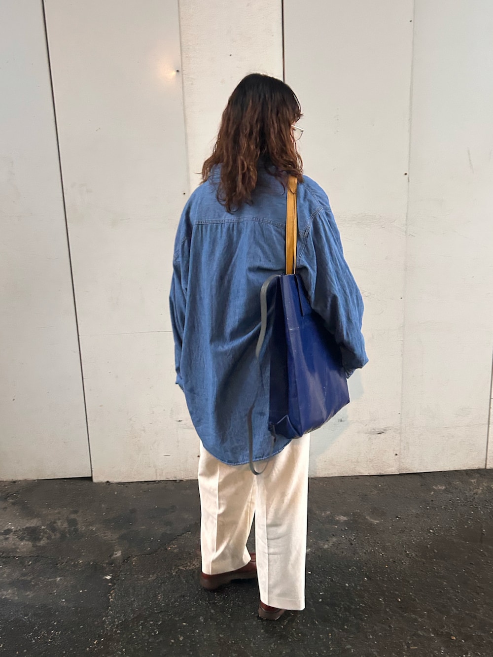 ホワイト系のスラックス、ブルー系のシャツ/ブラウス、ホワイト系のシャツ/ブラウスを着用したレディースの春コーディネートの3枚目の写真