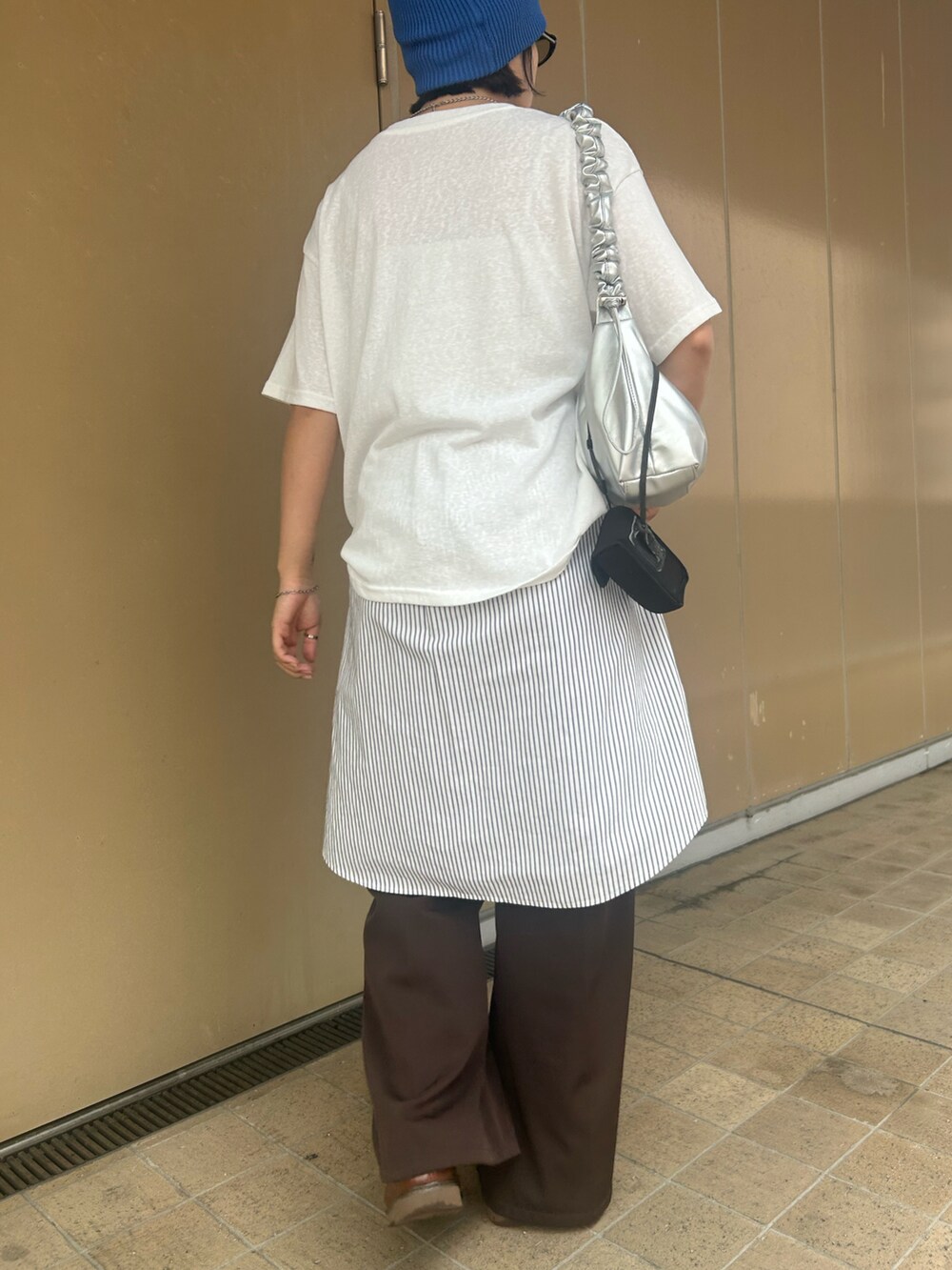 シルバー系のショルダーバッグ、ホワイト系のTシャツ/カットソー、ホワイト系のシャツ/ブラウスを着用したレディースの秋コーディネートの2枚目の写真