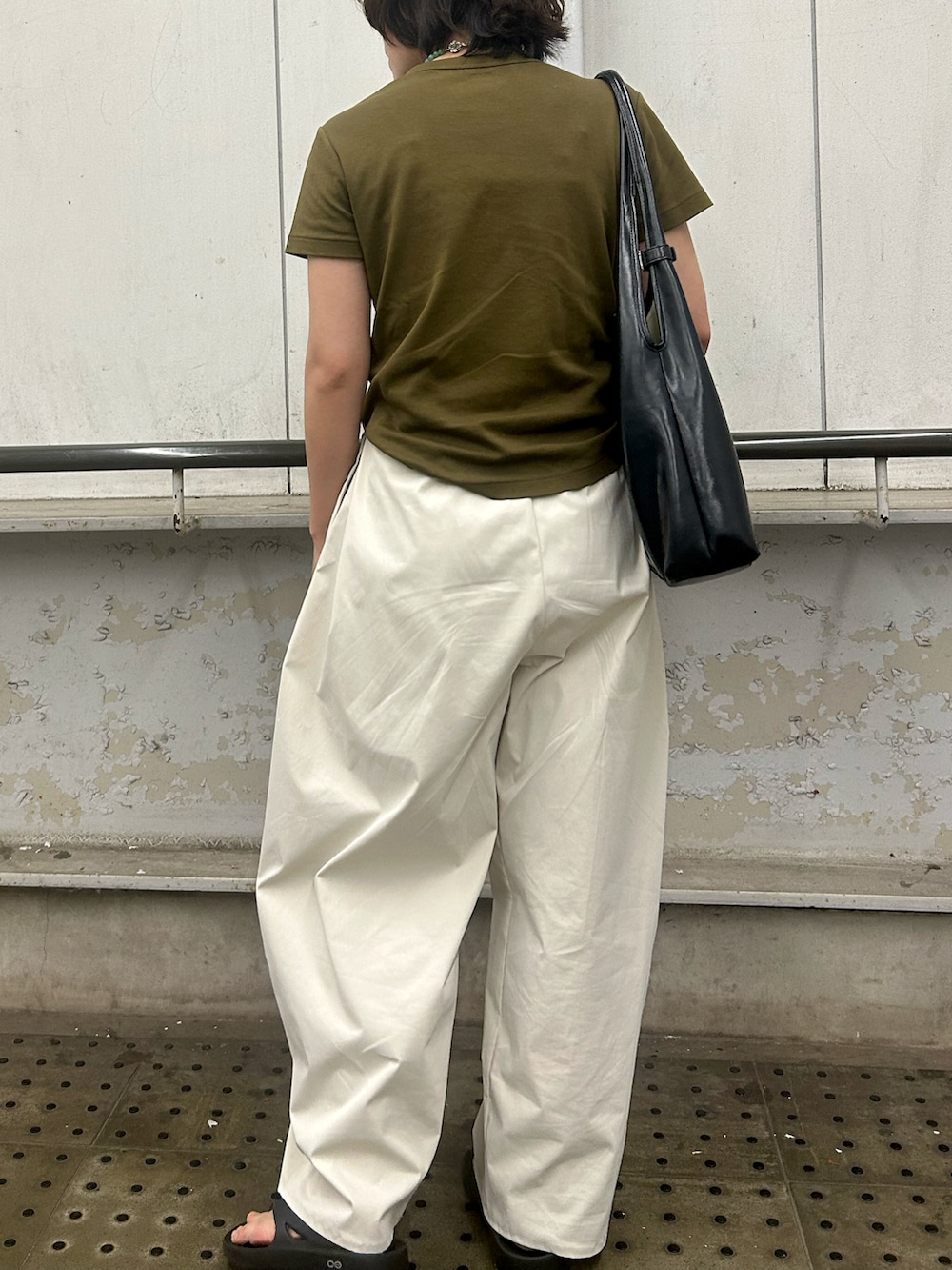 ホワイト系のその他パンツ、ブラック系のサンダル、グリーン系のTシャツ/カットソーを着用したレディースの夏コーディネートの3枚目の写真