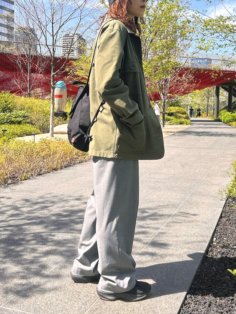 ブラック系のスニーカー、ブラック系のTシャツ/カットソー、グリーン系のテーラードジャケットを着用したレディースの春コーディネートの2枚目の写真