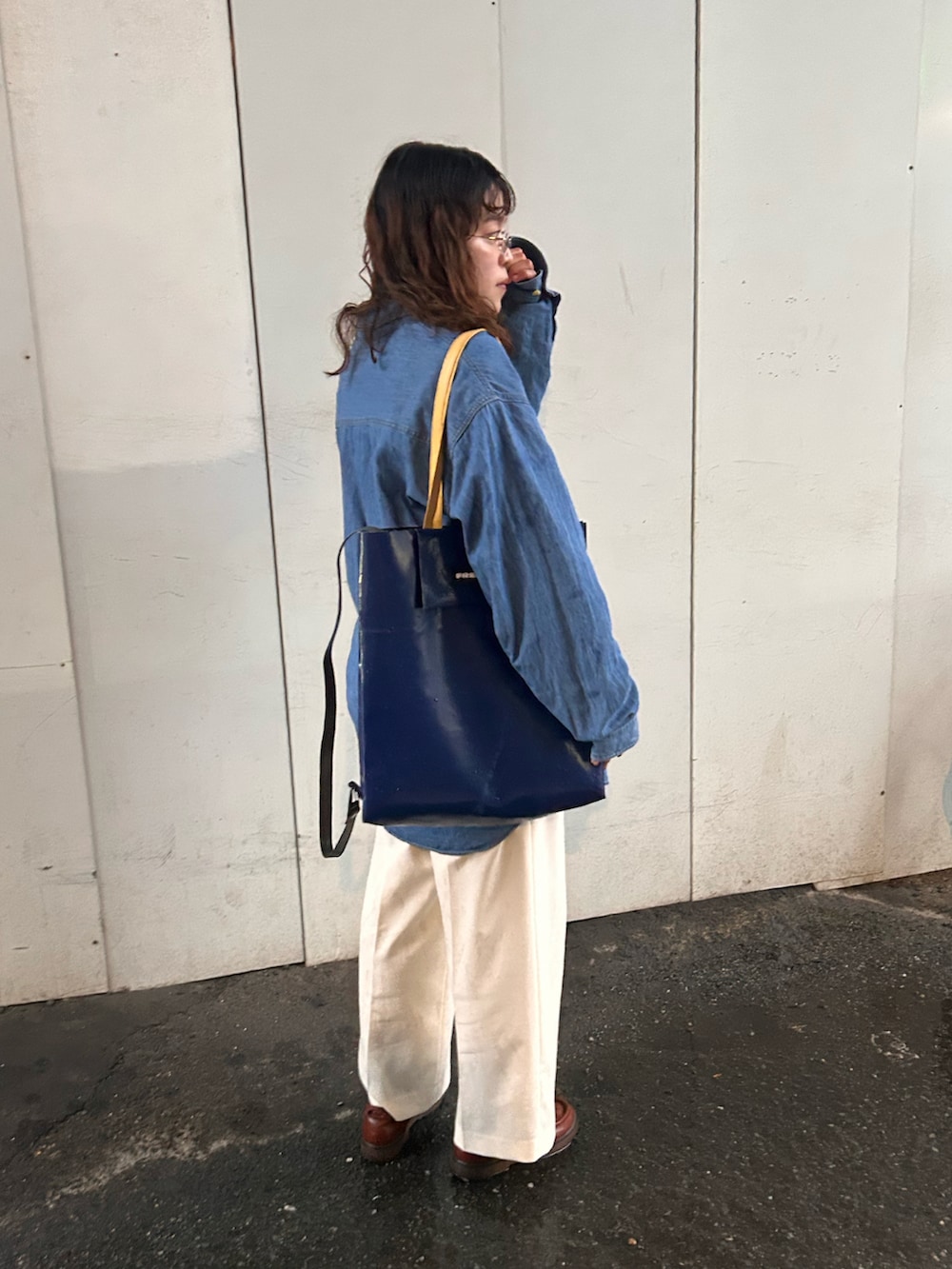 ホワイト系のスラックス、ブルー系のシャツ/ブラウス、ホワイト系のシャツ/ブラウスを着用したレディースの春コーディネートの2枚目の写真