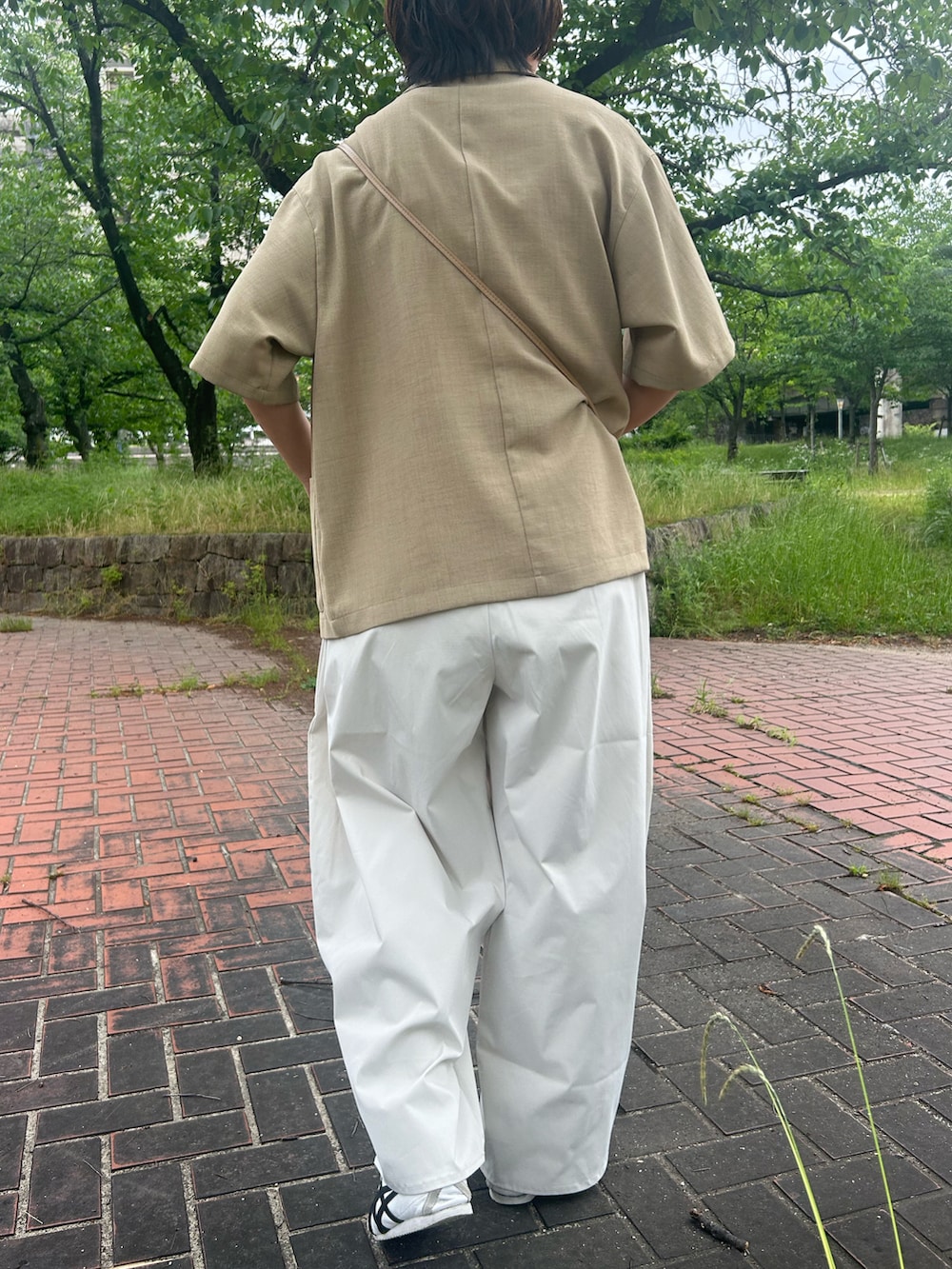 ホワイト系のその他パンツ、ホワイト系のスニーカー、ホワイト系のタンクトップを着用したレディースの春コーディネートの2枚目の写真