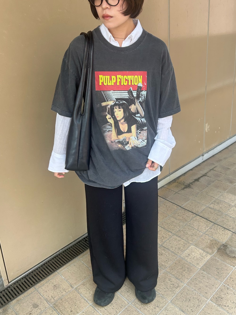 グレー系のTシャツ/カットソー、ブラック系のスニーカー、ホワイト系のシャツ/ブラウスを着用したレディースの秋コーディネートの3枚目の写真