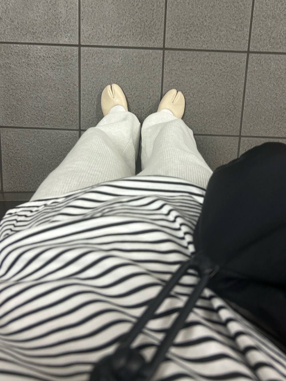 その他のTシャツ/カットソー、グレー系のスウェットパンツ、ブラック系のショルダーバッグを着用したレディースの秋コーディネートの3枚目の写真