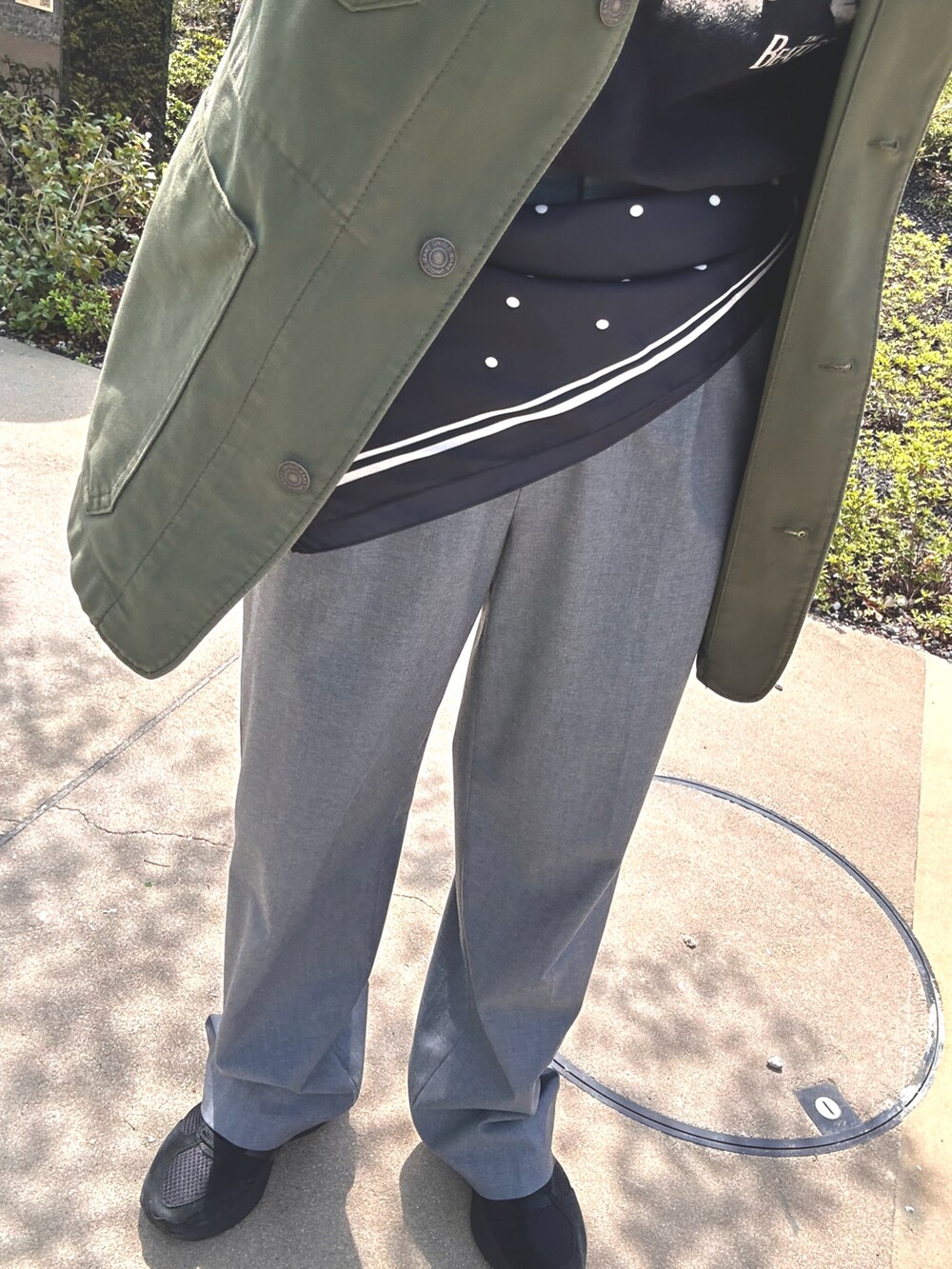 ブラック系のスニーカー、ブラック系のTシャツ/カットソー、グリーン系のテーラードジャケットを着用したレディースの春コーディネートの5枚目の写真