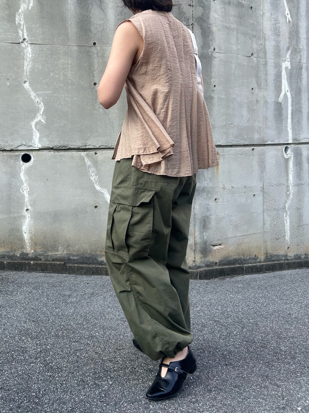 ブラック系のパンプス、ベージュ系のシャツ/ブラウス、グリーン系のカーゴパンツを着用したレディースの夏コーディネートの2枚目の写真