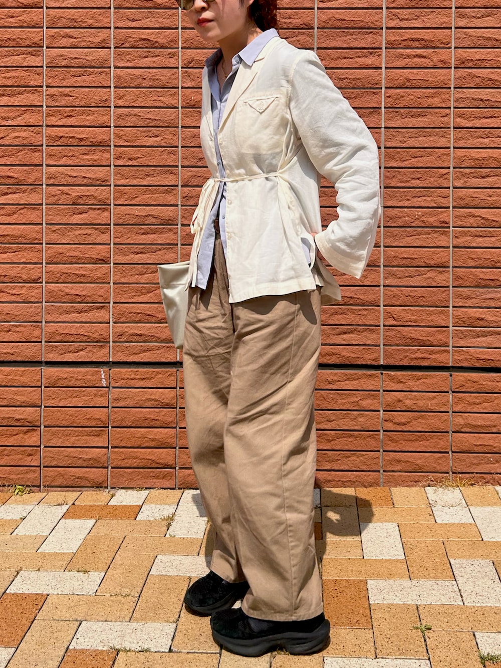 ホワイト系のシャツ/ブラウス、ブラック系のスニーカー、ブルー系のシャツ/ブラウスを着用したレディースの春コーディネートの2枚目の写真