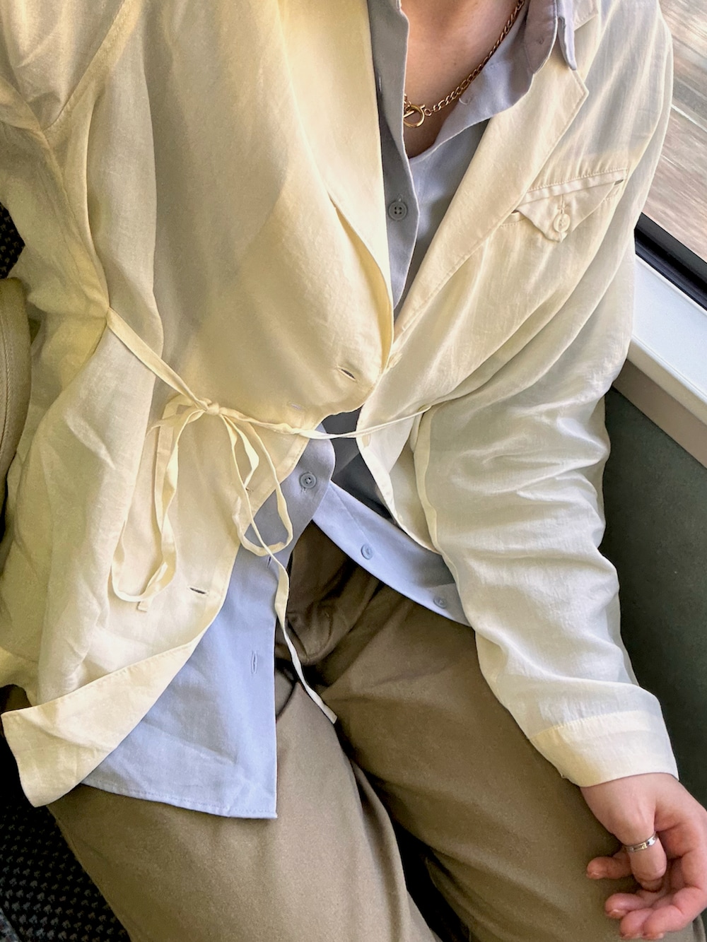 ホワイト系のシャツ/ブラウス、ブラック系のスニーカー、ブルー系のシャツ/ブラウスを着用したレディースの春コーディネートの5枚目の写真