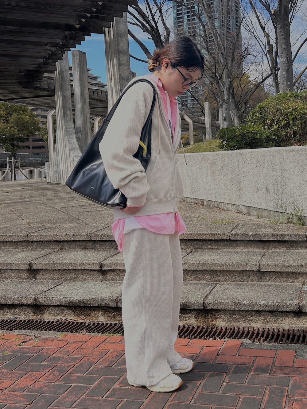 ピンク系のシャツ/ブラウス、グレー系のパーカー、グレー系のスウェットパンツを着用したレディースの春コーディネートの3枚目の写真