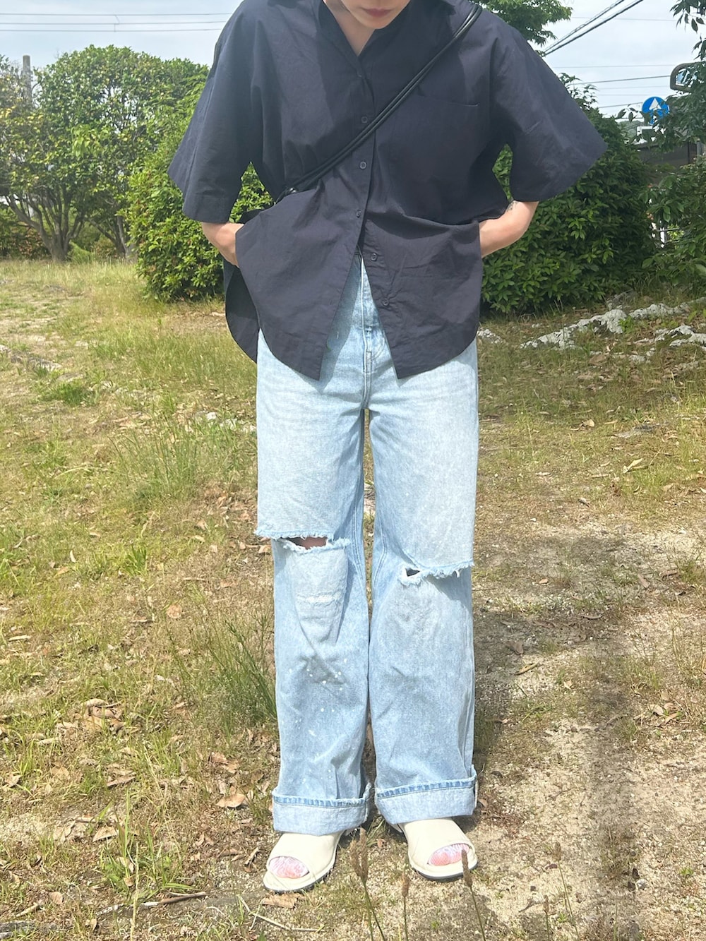 ブルー系のセットアップ、ブルー系のデニムパンツ、ホワイト系のサンダルを着用したレディースの夏コーディネートの2枚目の写真