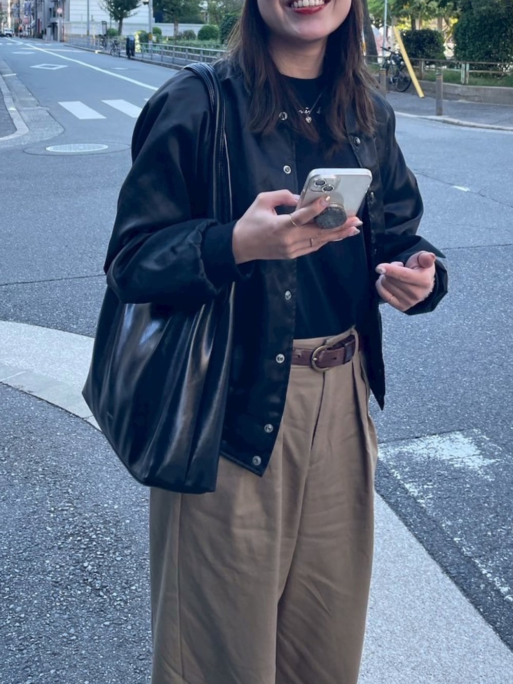 ブラック系のTシャツ/カットソー、ブラック系のブーツ、ブラック系のブルゾンを着用したレディースの春コーディネートの4枚目の写真