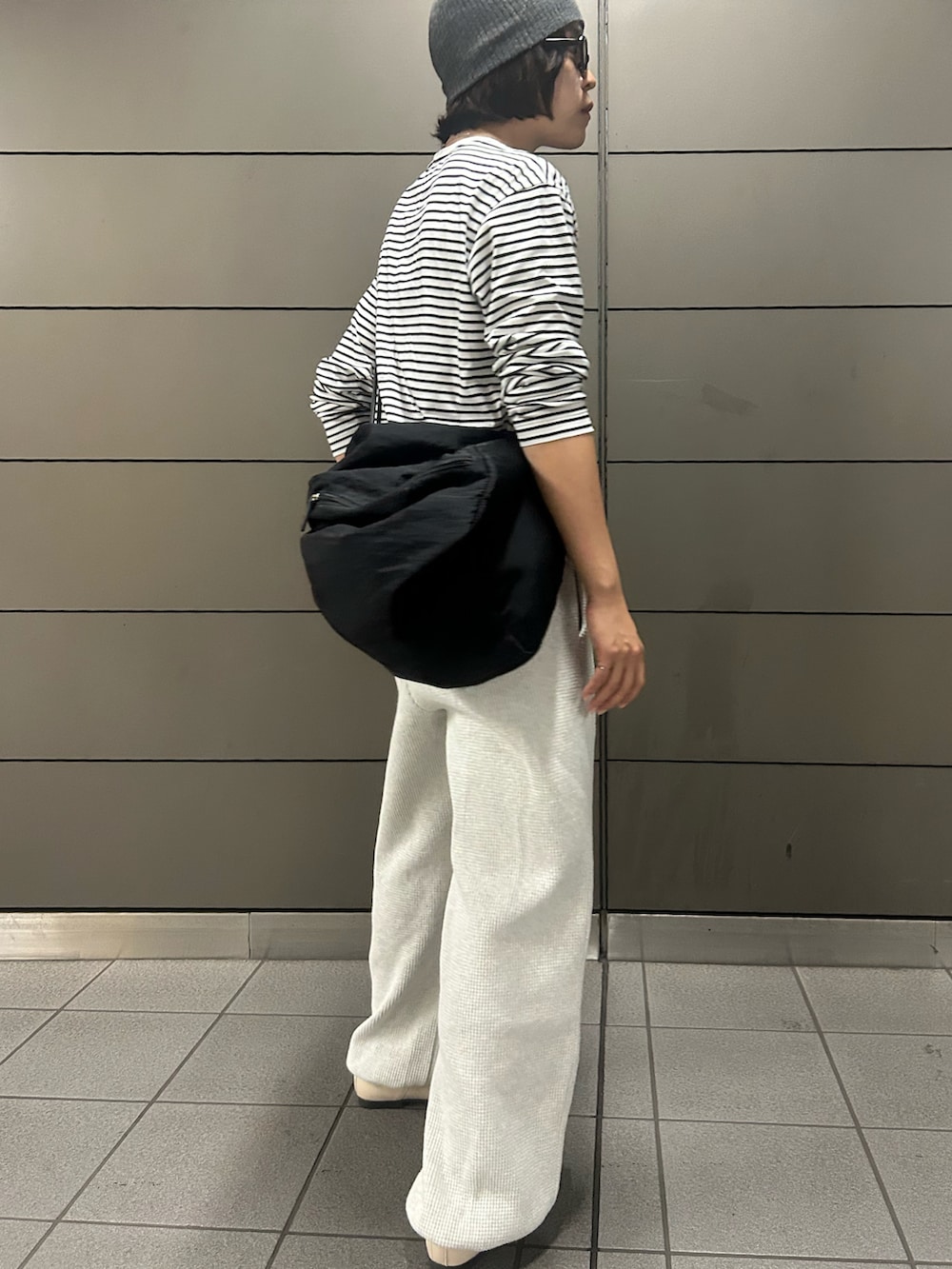 その他のTシャツ/カットソー、グレー系のスウェットパンツ、ブラック系のショルダーバッグを着用したレディースの秋コーディネートの2枚目の写真