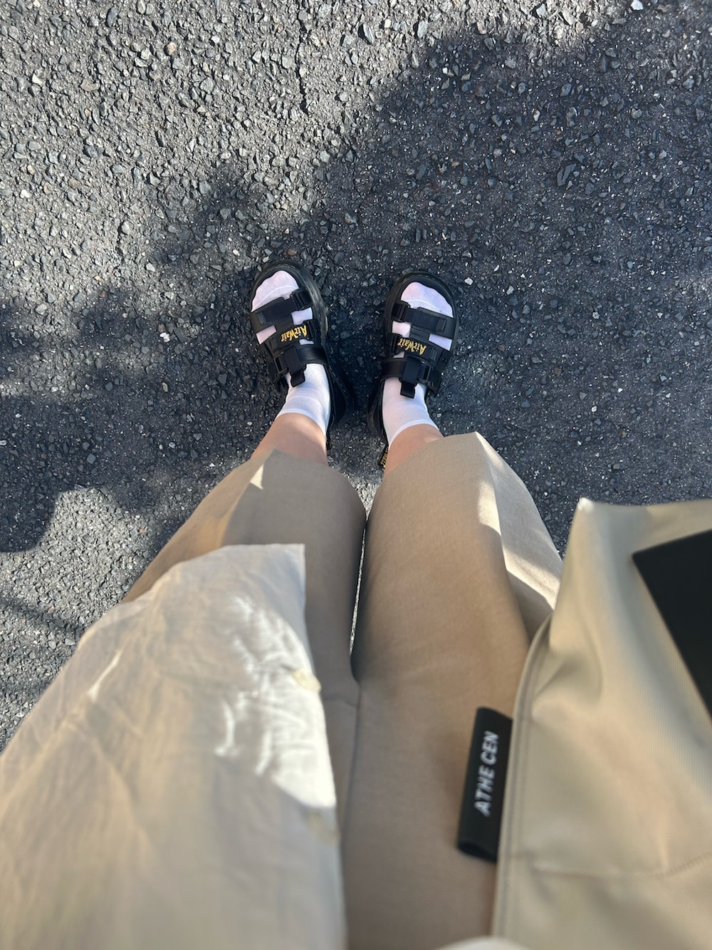 ホワイト系のシャツ/ブラウス、ブラック系のサンダル、ベージュ系のその他パンツを着用したレディースの春コーディネートの3枚目の写真