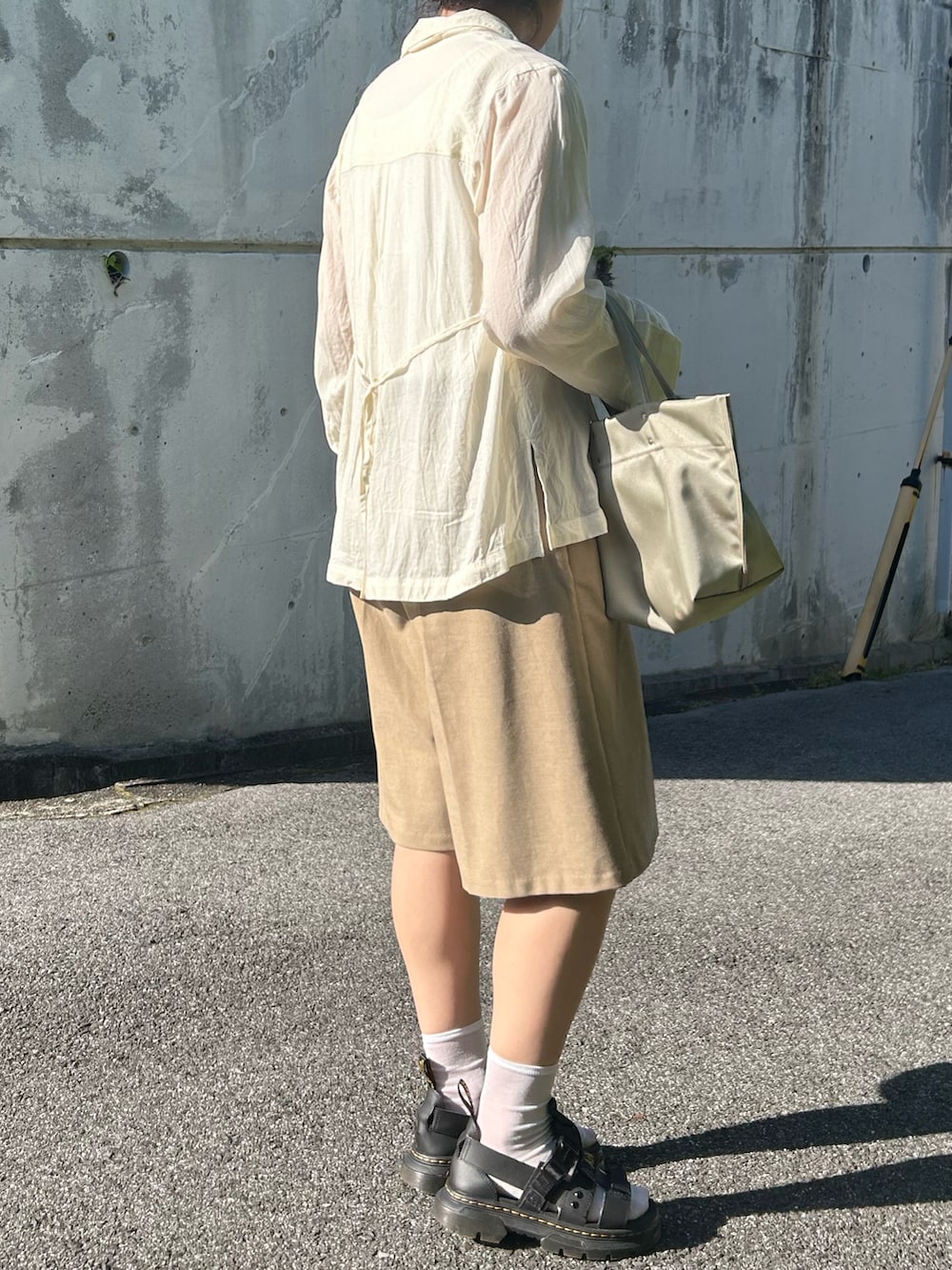 ホワイト系のシャツ/ブラウス、ブラック系のサンダル、ベージュ系のその他パンツを着用したレディースの春コーディネートの2枚目の写真