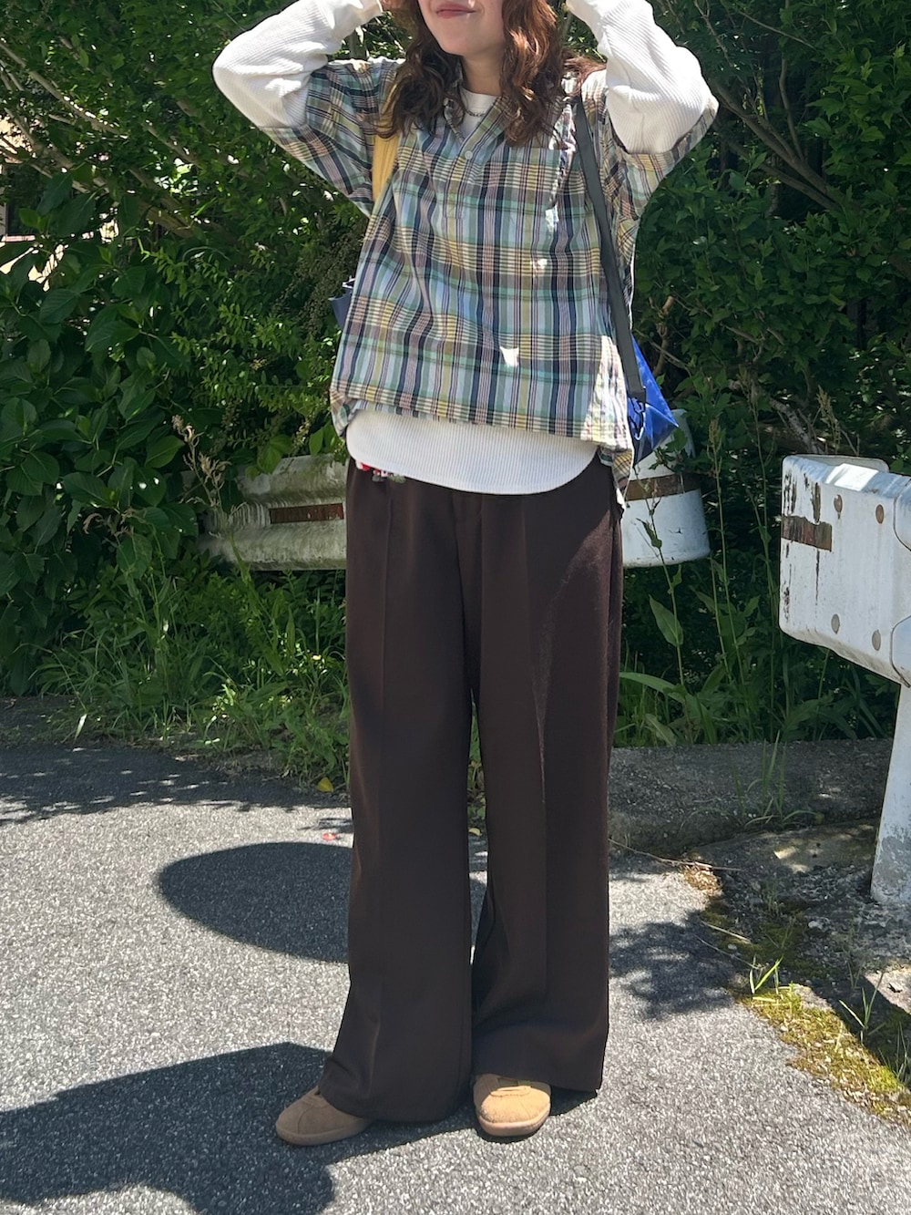ブラウン系のスニーカー、ブルー系のシャツ/ブラウス、ホワイト系のTシャツ/カットソーを着用したレディースの春コーディネートの2枚目の写真