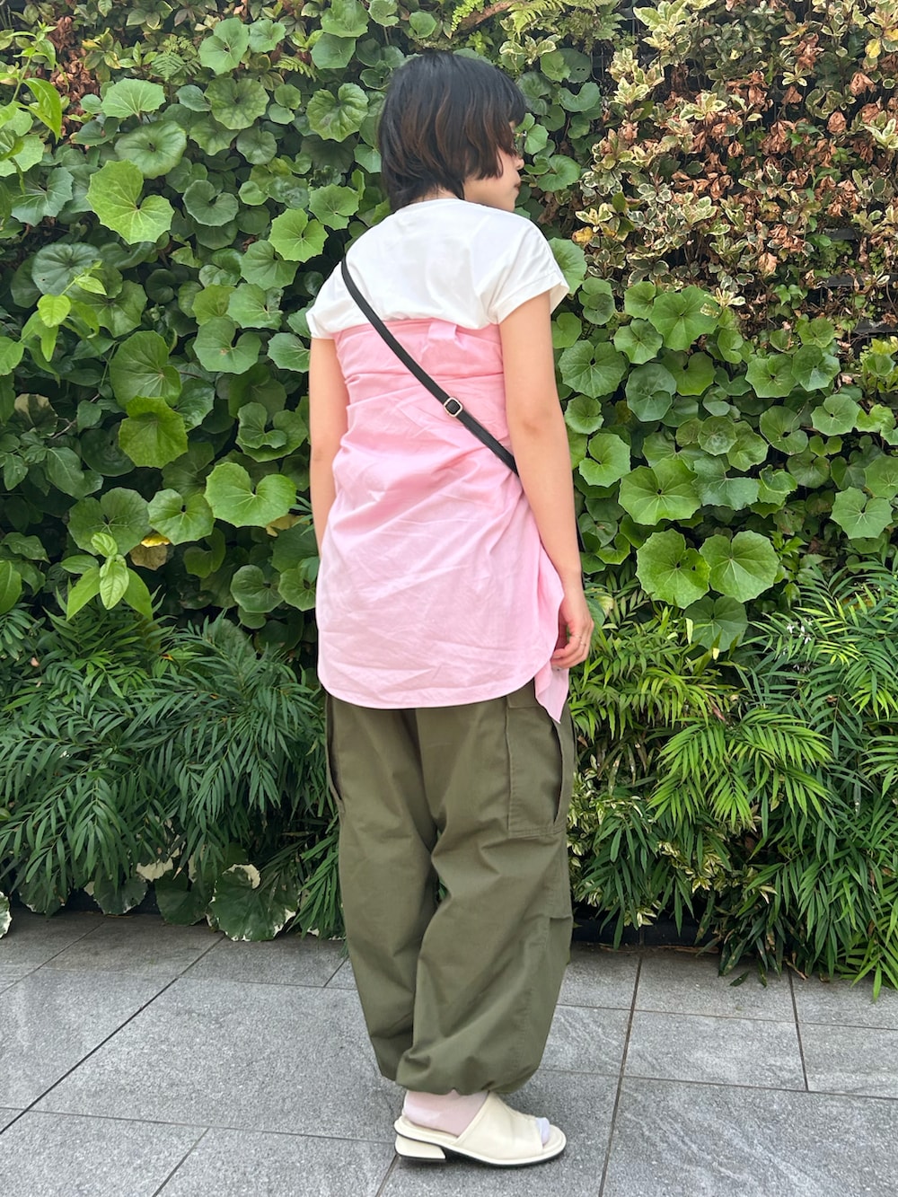 ホワイト系のTシャツ/カットソー、ホワイト系のサンダル、ピンク系のシャツ/ブラウスを着用したレディースの春コーディネートの3枚目の写真
