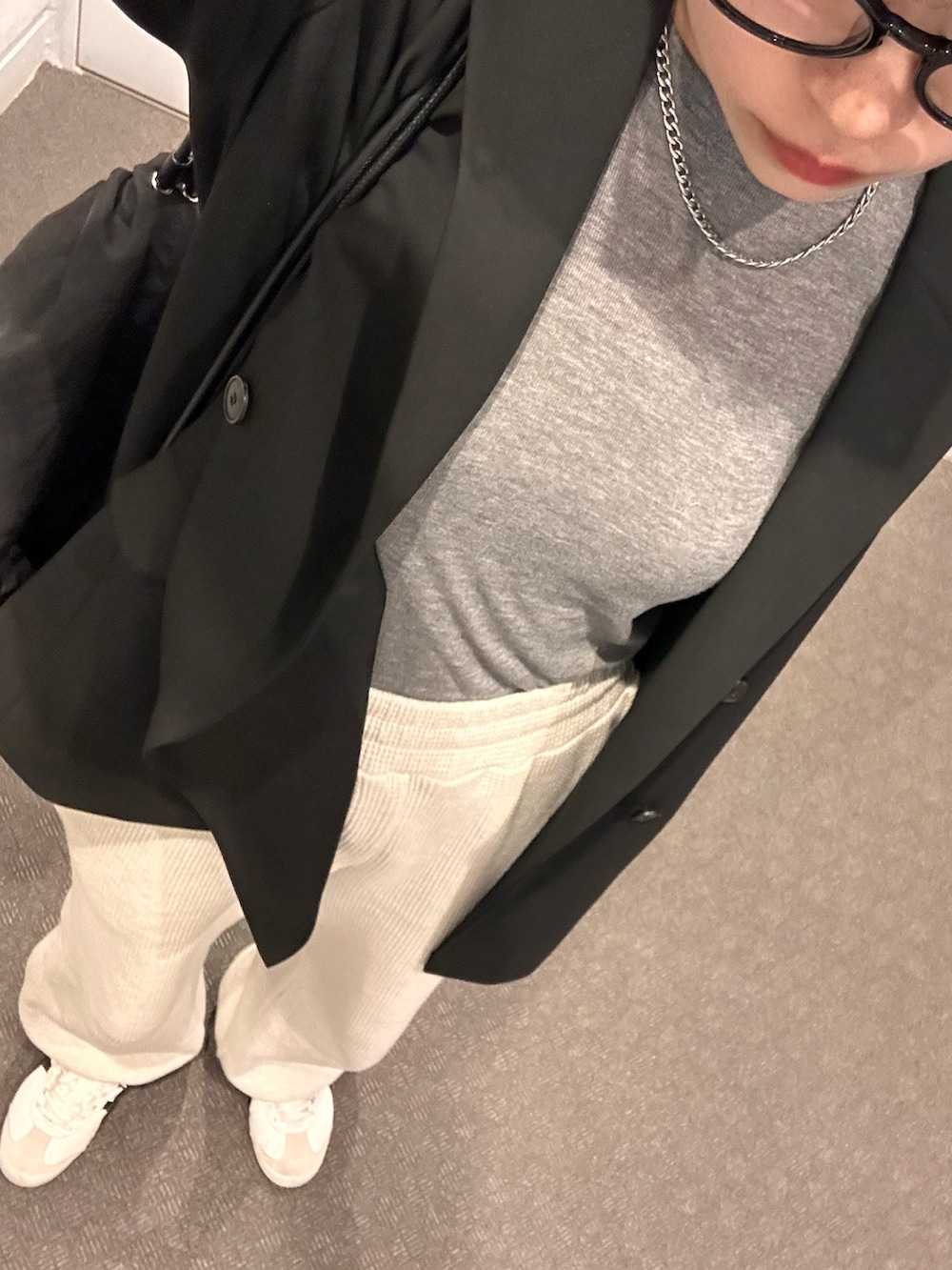 ホワイト系のスニーカー、グレー系のTシャツ/カットソー、ブラック系のテーラードジャケットを着用したレディースの春コーディネートの5枚目の写真