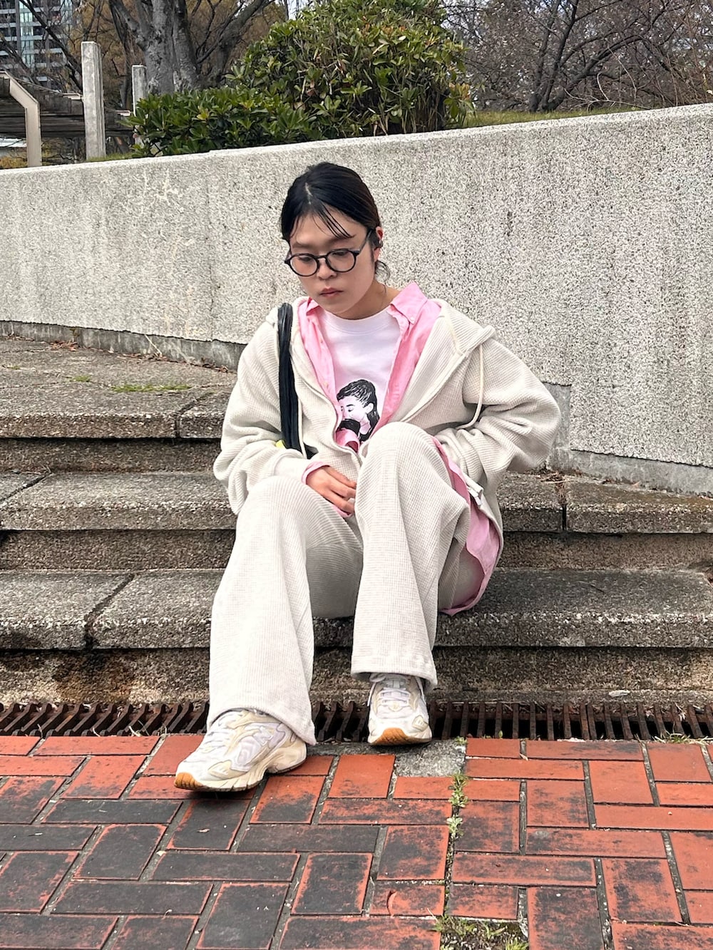 ピンク系のシャツ/ブラウス、グレー系のパーカー、グレー系のスウェットパンツを着用したレディースの春コーディネートの5枚目の写真