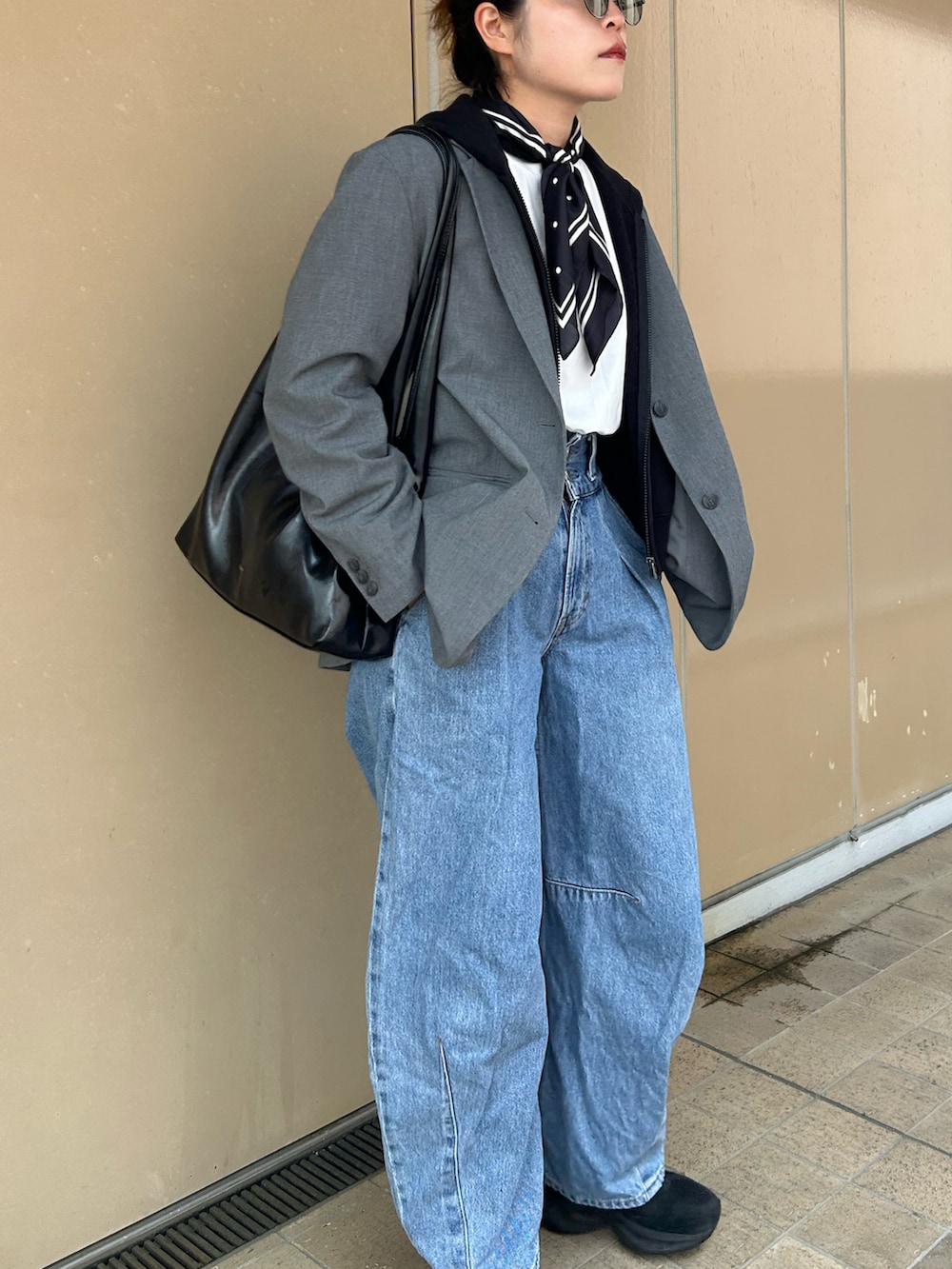ホワイト系のTシャツ/カットソー、ブラック系のスニーカー、ブラック系のパーカーを着用したレディースの春コーディネートの2枚目の写真