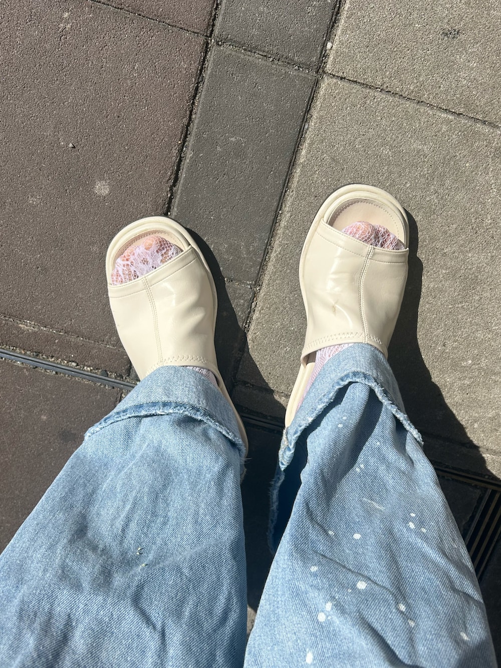 ブルー系のセットアップ、ブルー系のデニムパンツ、ホワイト系のサンダルを着用したレディースの夏コーディネートの3枚目の写真