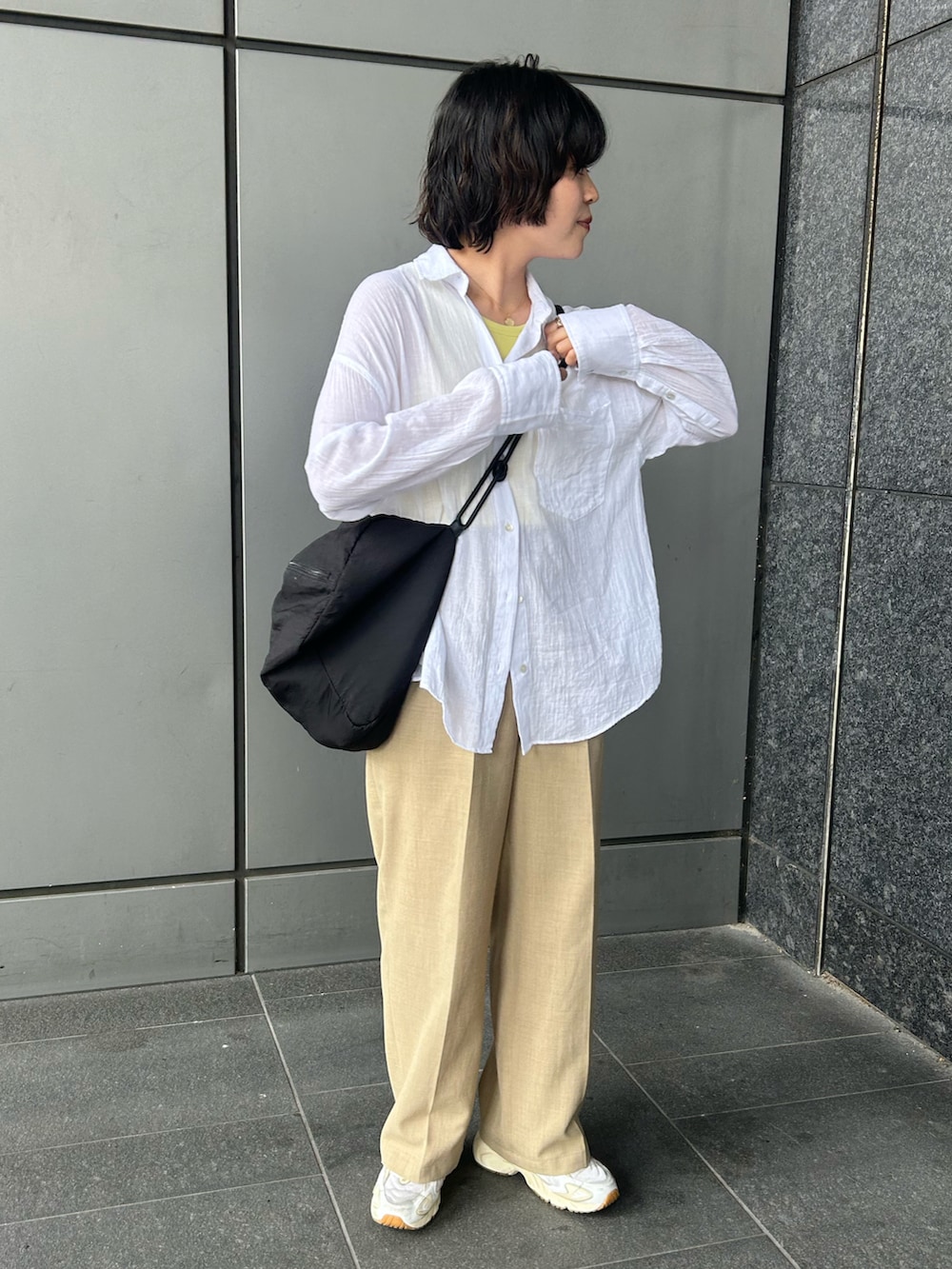 ベージュ系のスニーカー、ホワイト系のシャツ/ブラウス、イエロー系のタンクトップを着用したレディースの夏コーディネートの2枚目の写真