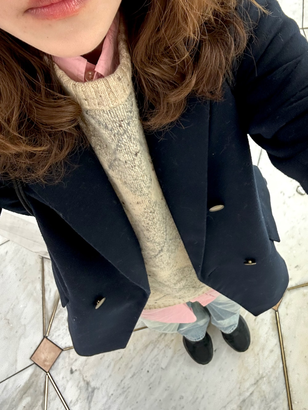 ブルー系のデニムパンツ、ブラック系のスニーカー、ピンク系のシャツ/ブラウスを着用したレディースの春コーディネートの3枚目の写真