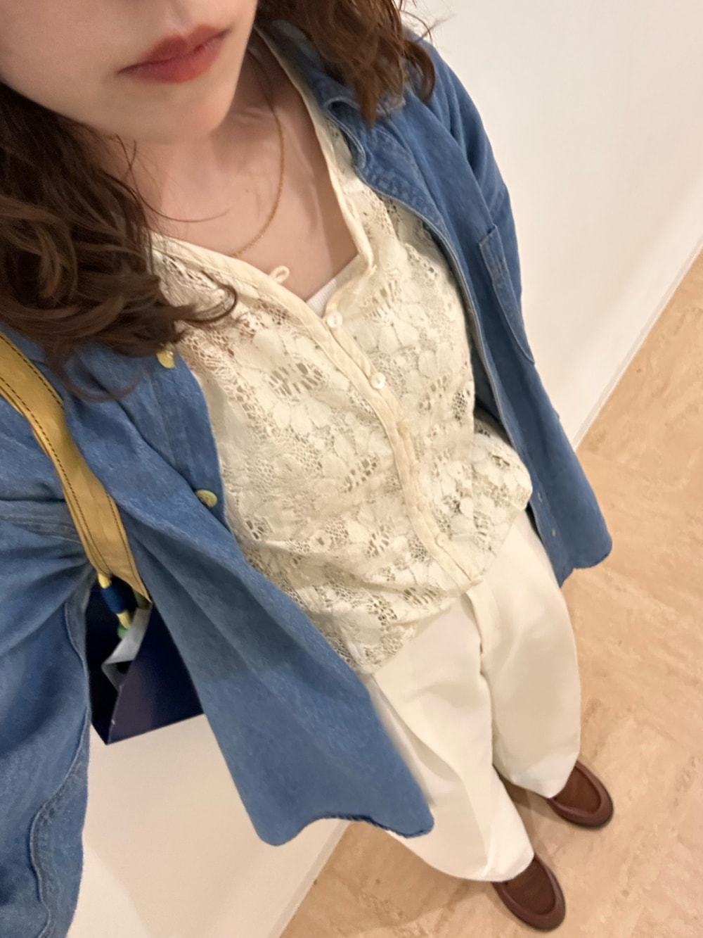 ホワイト系のスラックス、ブルー系のシャツ/ブラウス、ホワイト系のシャツ/ブラウスを着用したレディースの春コーディネートの5枚目の写真